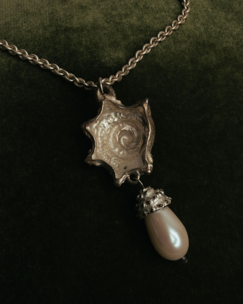 “KENZO” 80’s-90’s Sculptural shell pearl pendant necklace