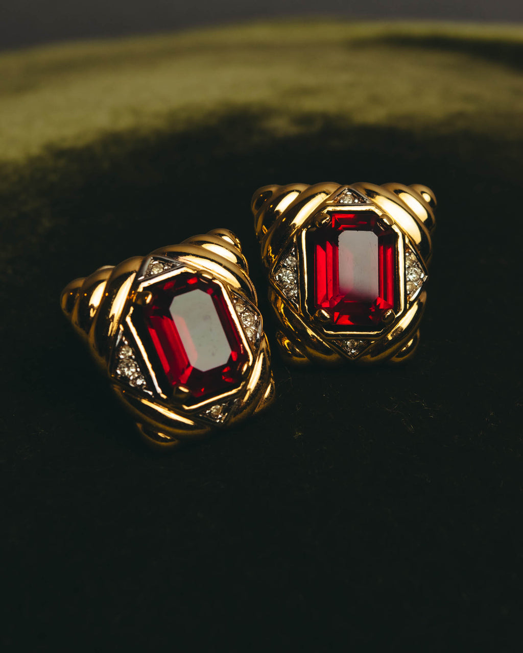 "NINA RICCI" 80's-90's Bold gold tone red stone clip on earrings