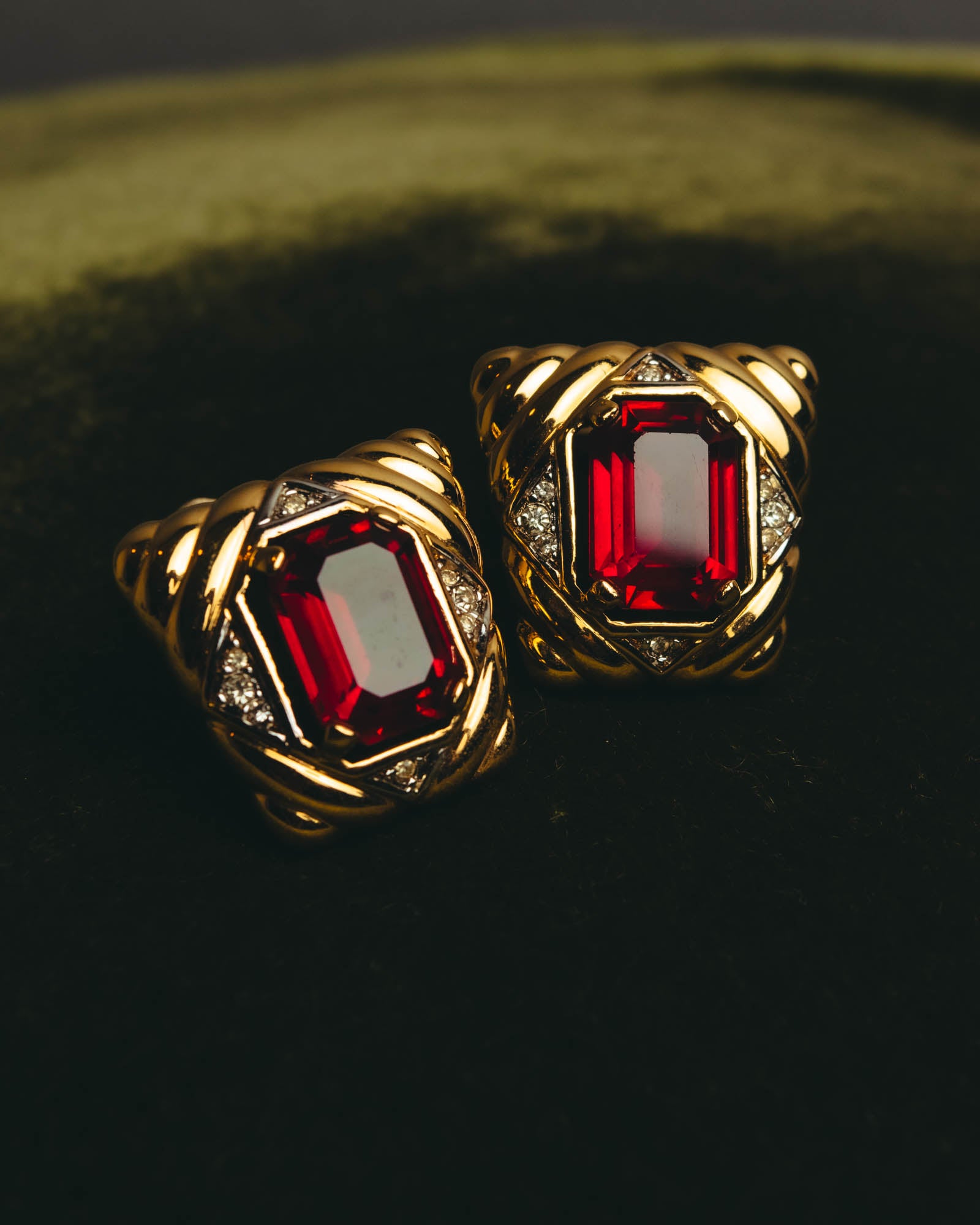 "NINA RICCI" 80's-90's Bold gold tone red stone clip on earrings
