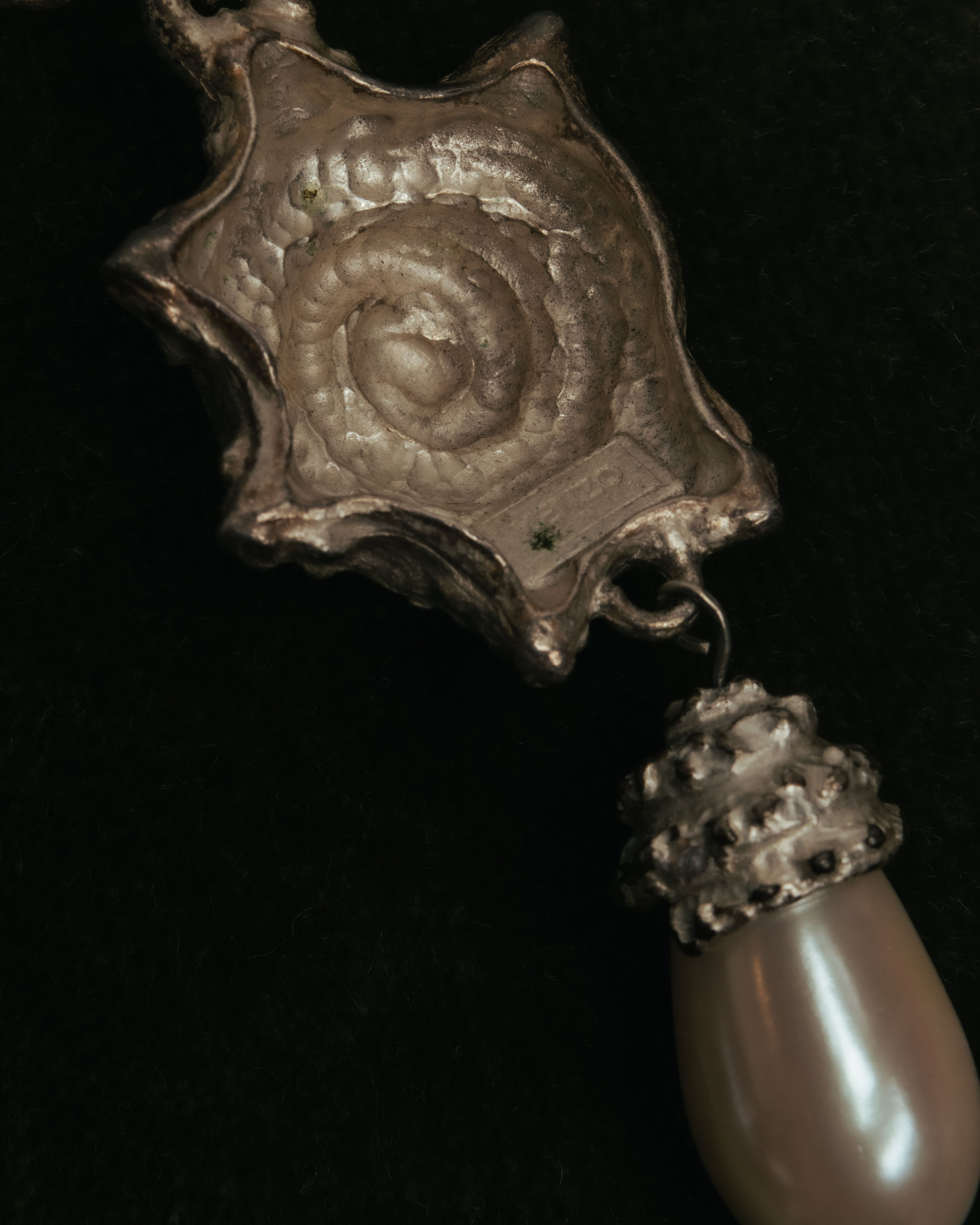 “KENZO” 80’s-90’s Sculptural shell pearl pendant necklace