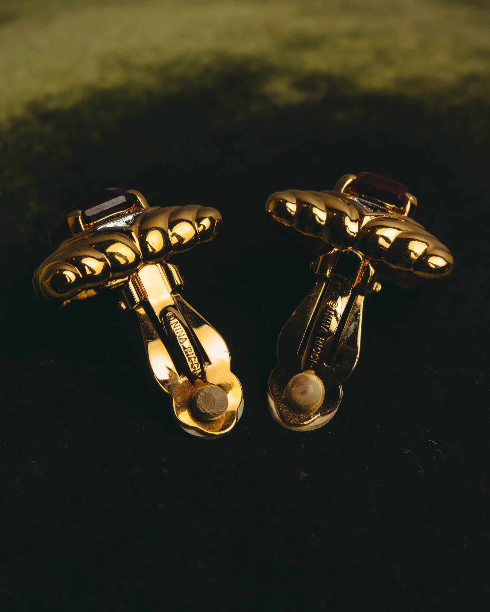 "NINA RICCI" 80's-90's Bold gold tone red stone clip on earrings