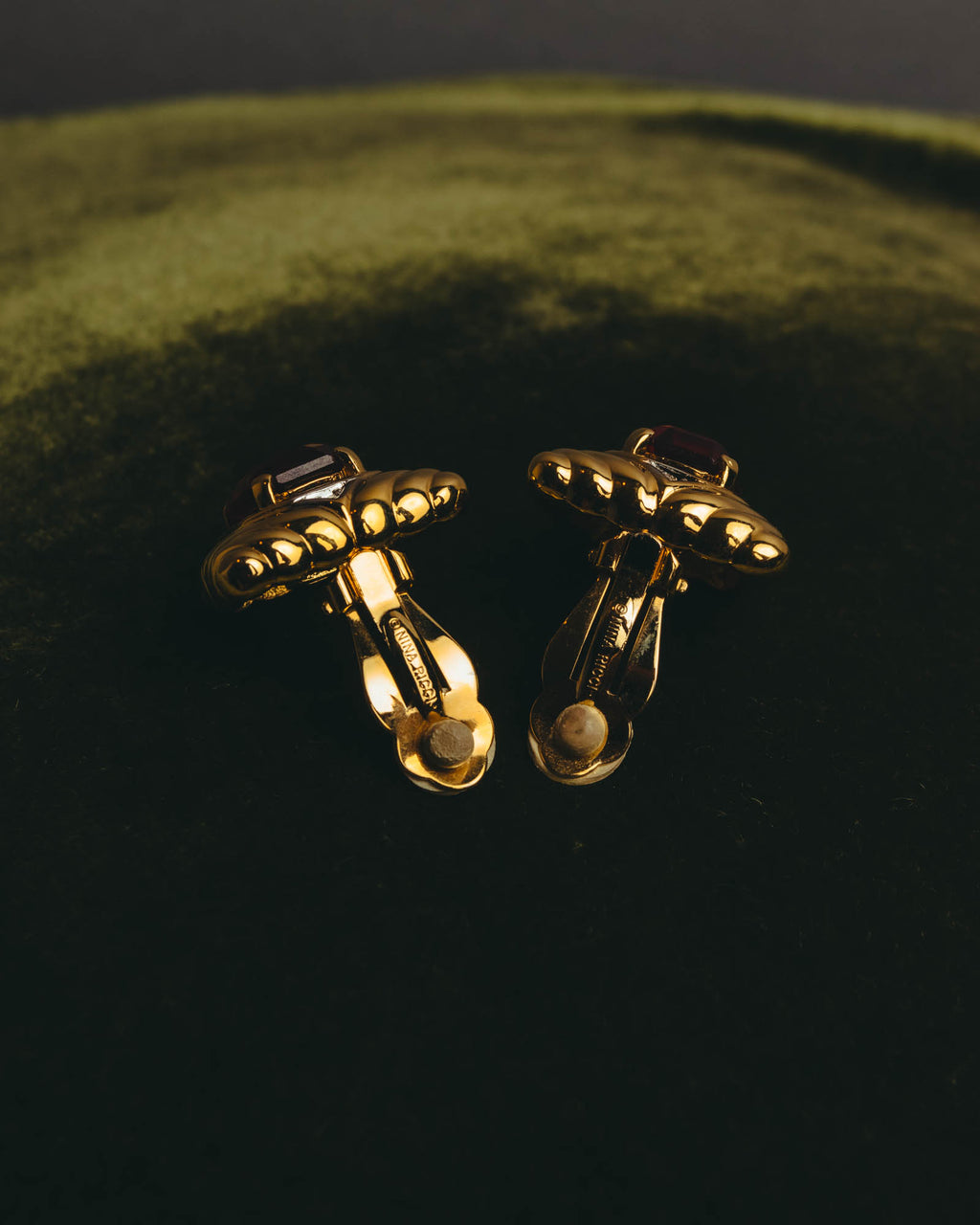"NINA RICCI" 80's-90's Bold gold tone red stone clip on earrings