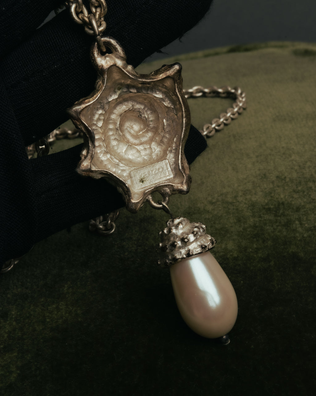 “KENZO” 80’s-90’s Sculptural shell pearl pendant necklace
