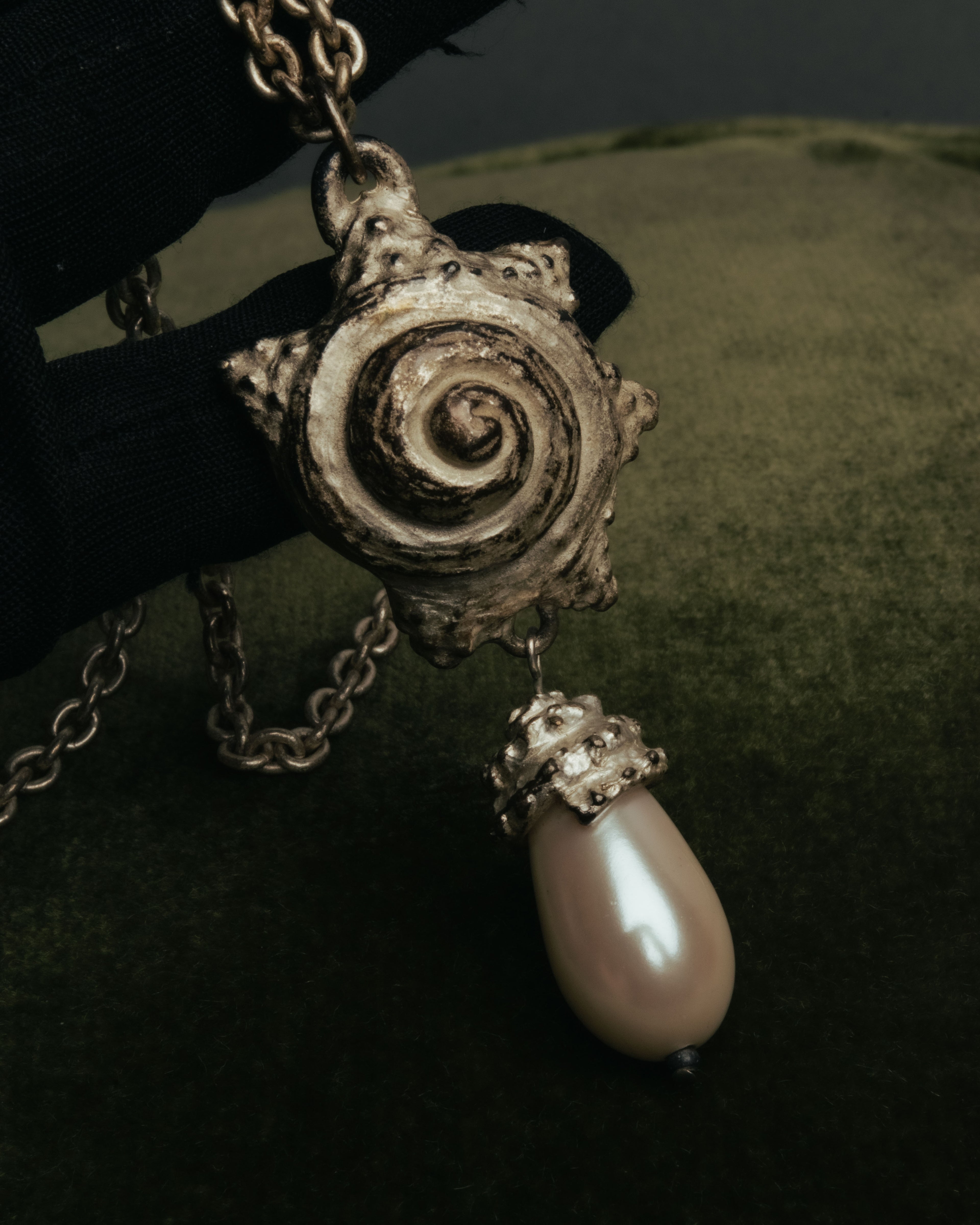 “KENZO” 80’s-90’s Sculptural shell pearl pendant necklace