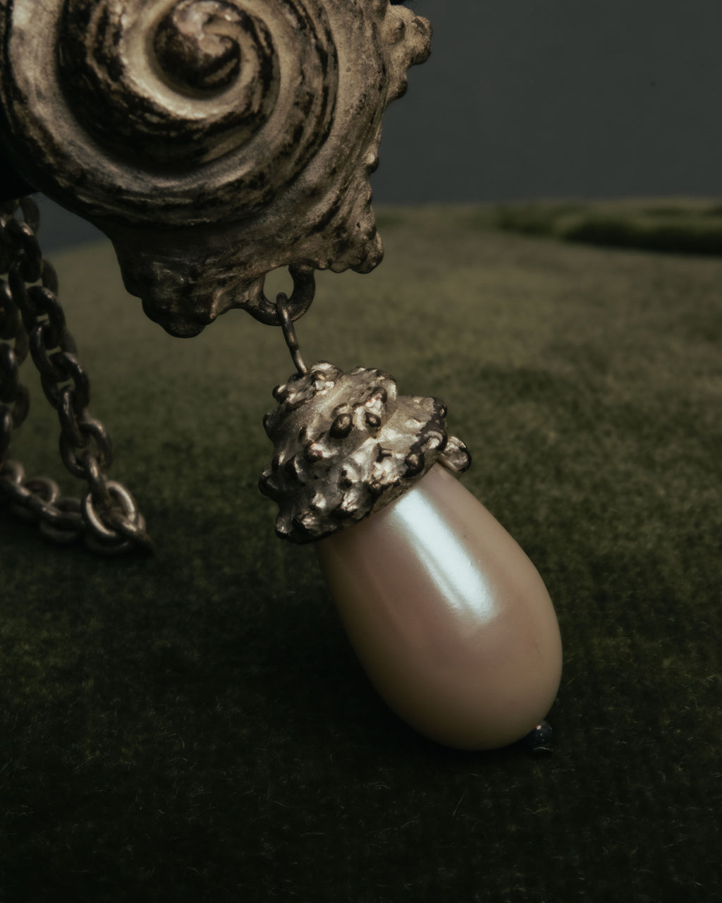 “KENZO” 80’s-90’s Sculptural shell pearl pendant necklace