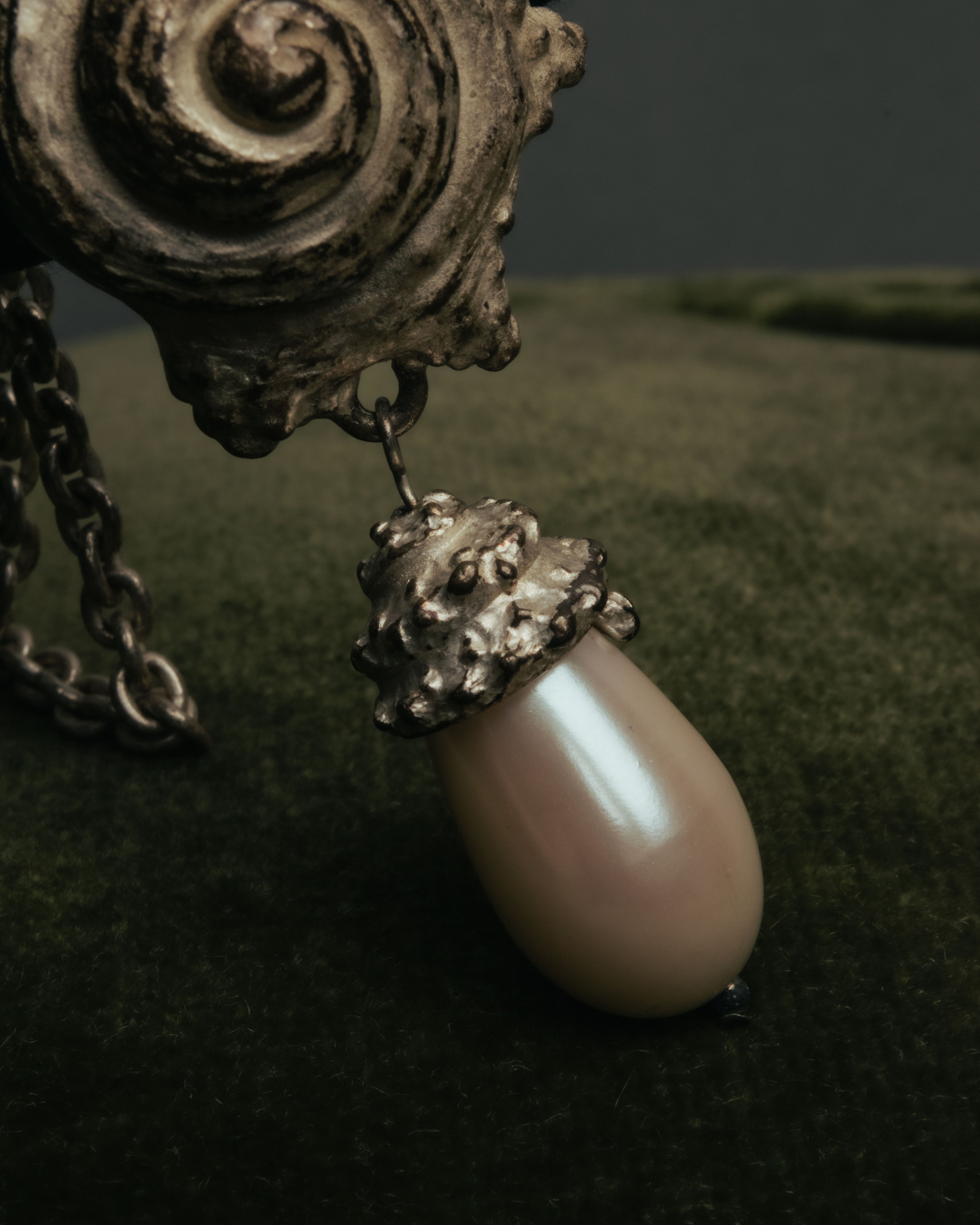 “KENZO” 80’s-90’s Sculptural shell pearl pendant necklace