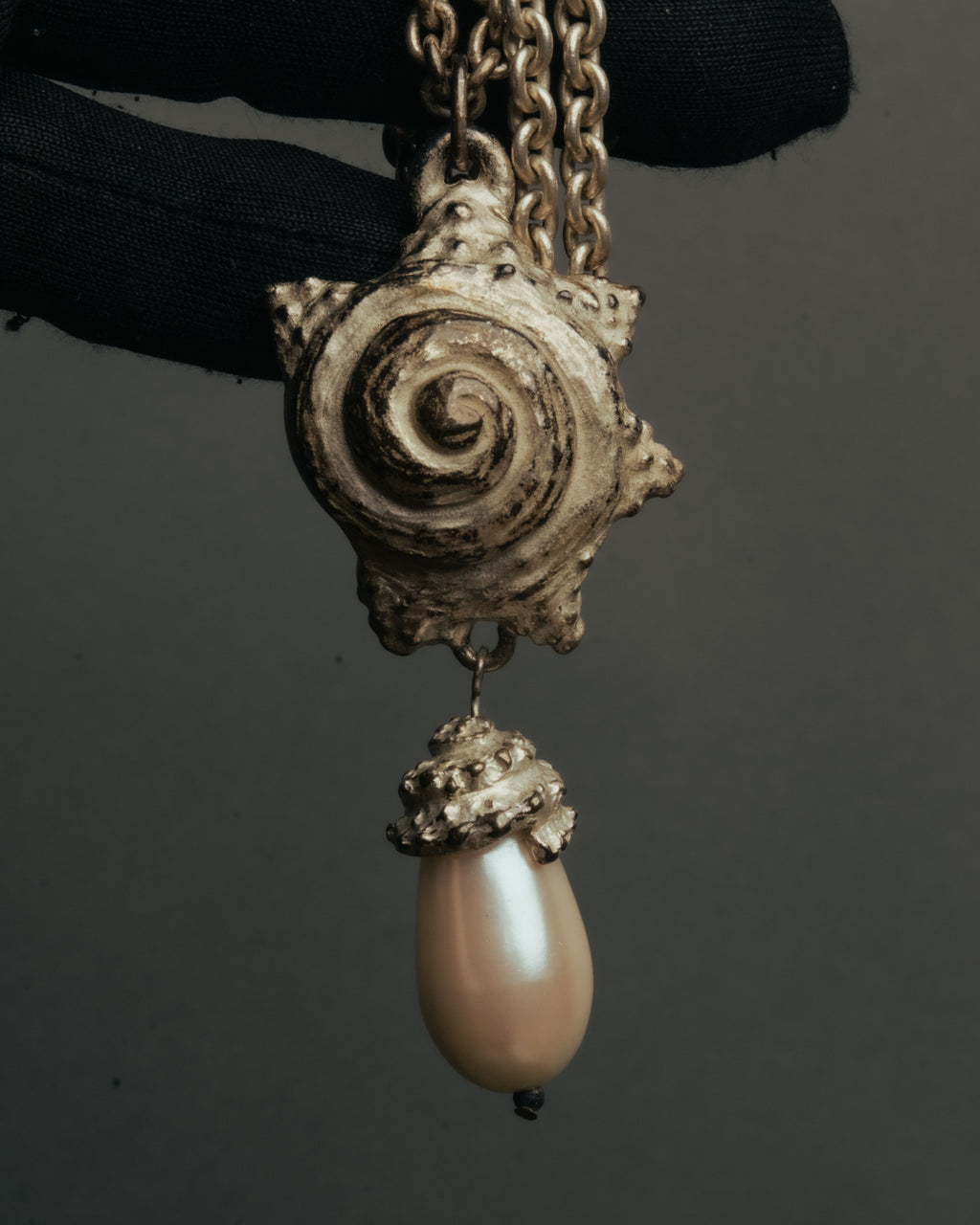 “KENZO” 80’s-90’s Sculptural shell pearl pendant necklace