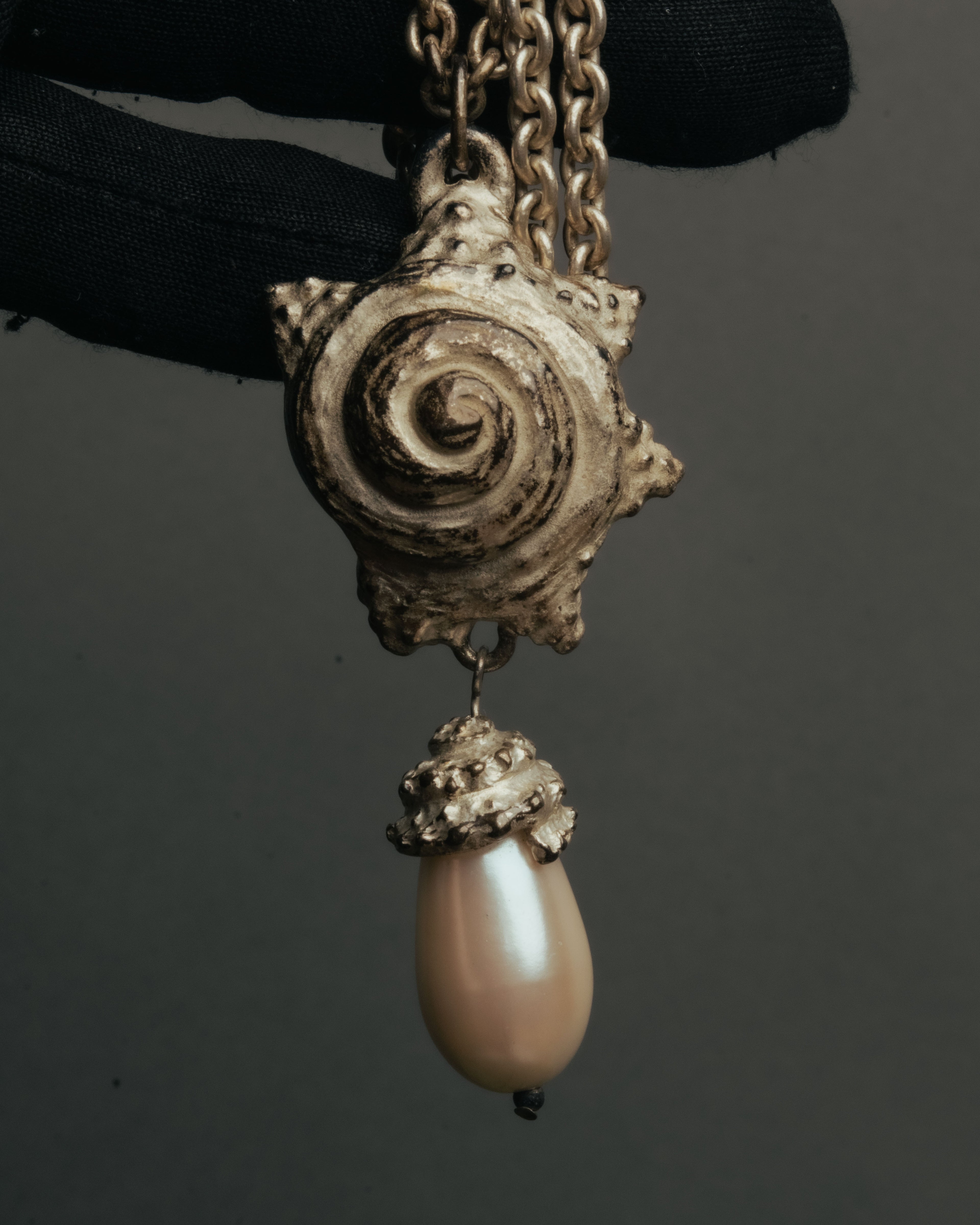 “KENZO” 80’s-90’s Sculptural shell pearl pendant necklace
