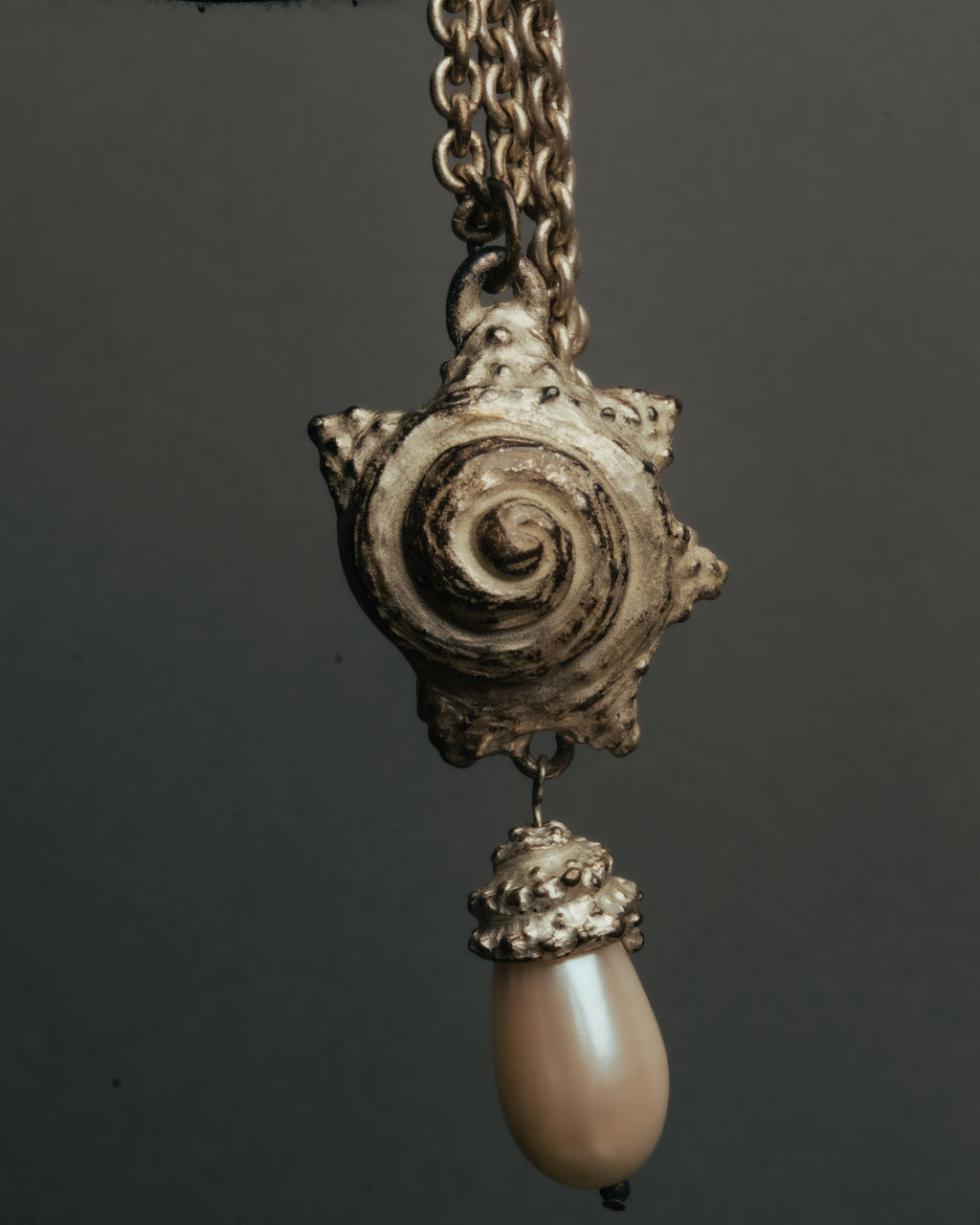 “KENZO” 80’s-90’s Sculptural shell pearl pendant necklace