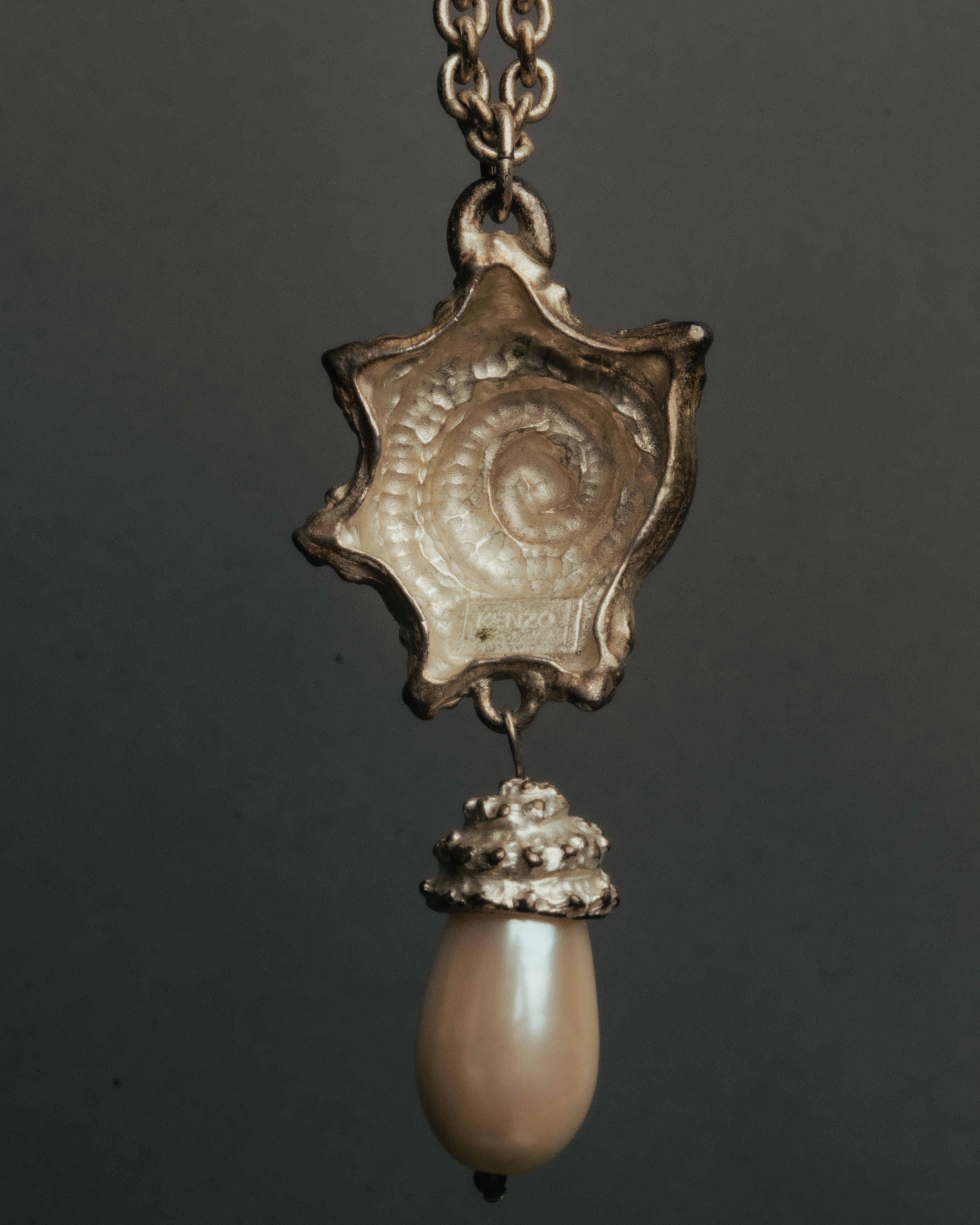 “KENZO” 80’s-90’s Sculptural shell pearl pendant necklace