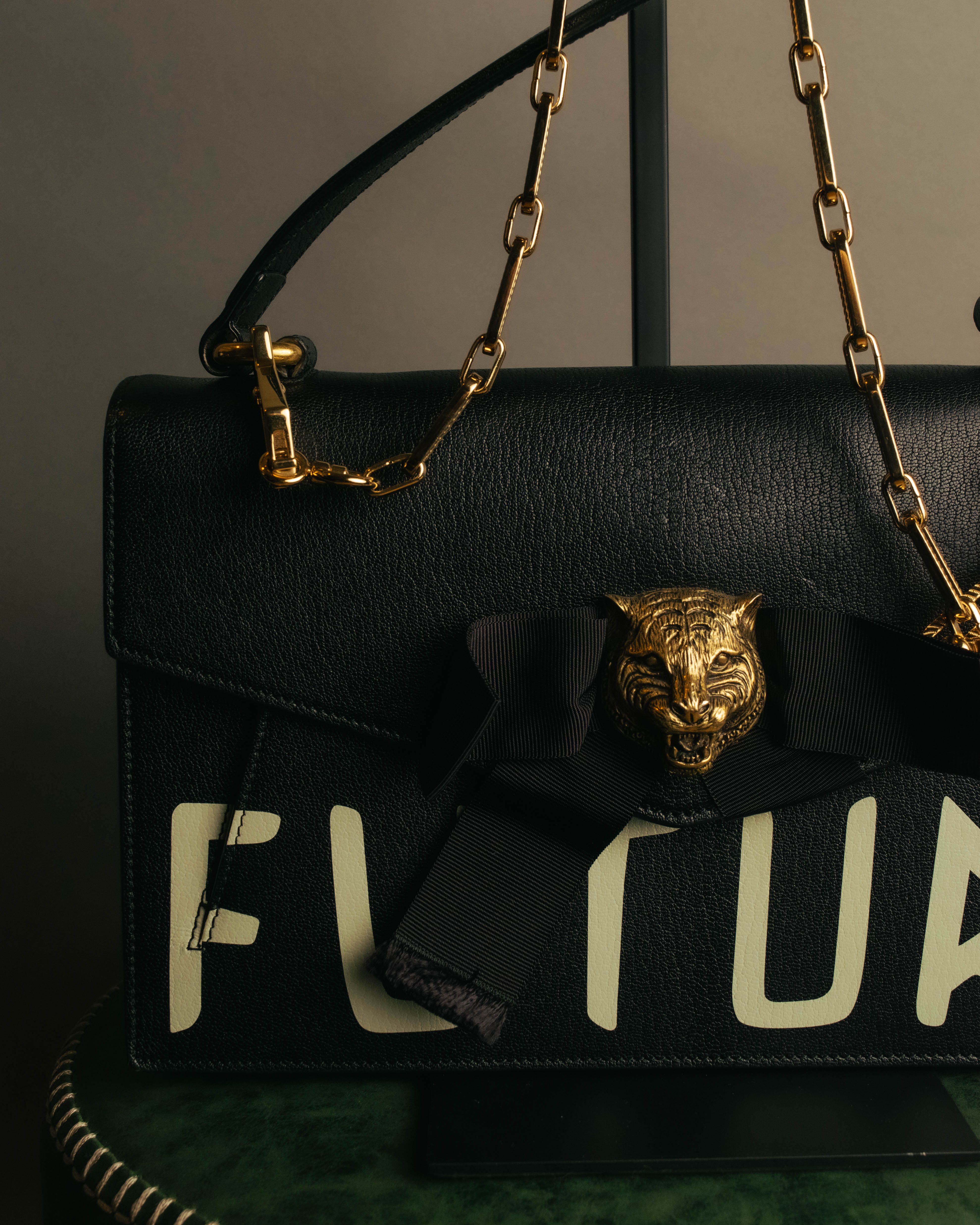 GUCCI (グッチ) - タイガーヘッド ショルダーバッグ - ブラック