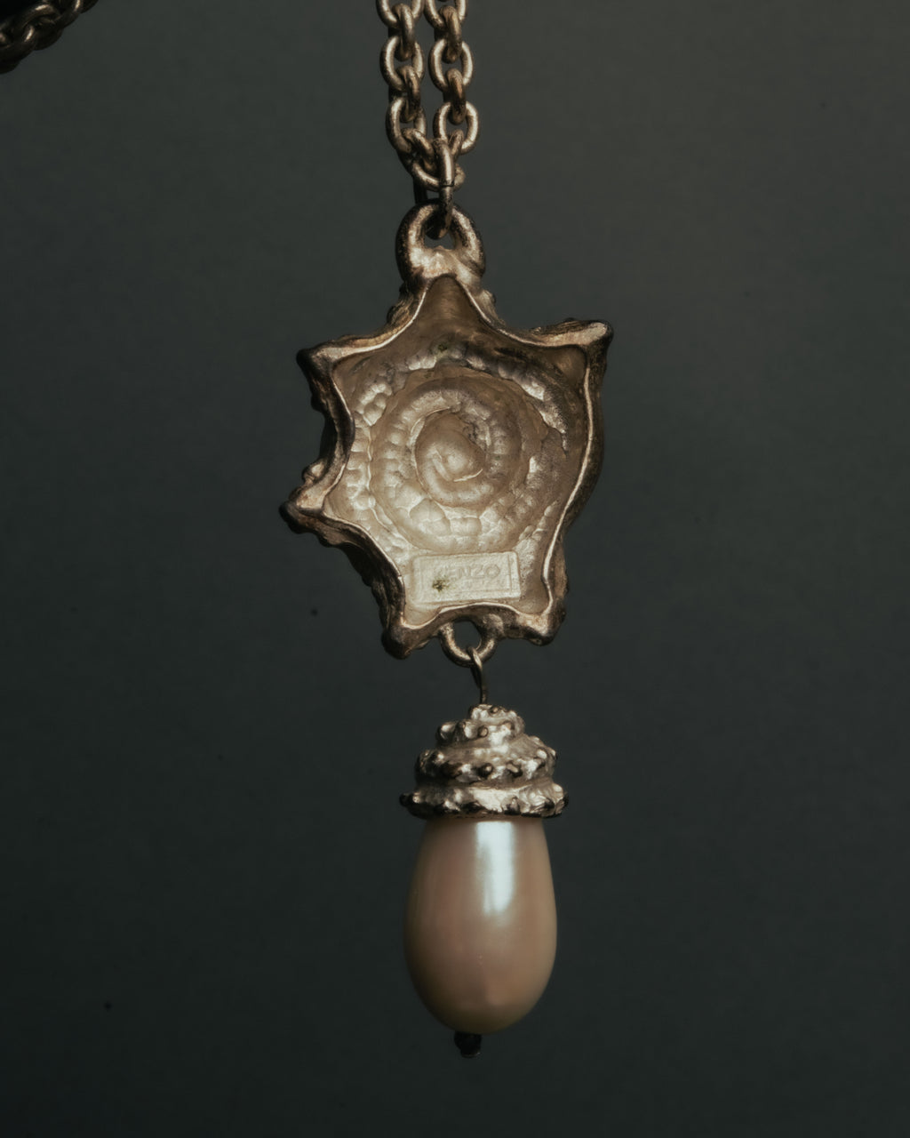 “KENZO” 80’s-90’s Sculptural shell pearl pendant necklace