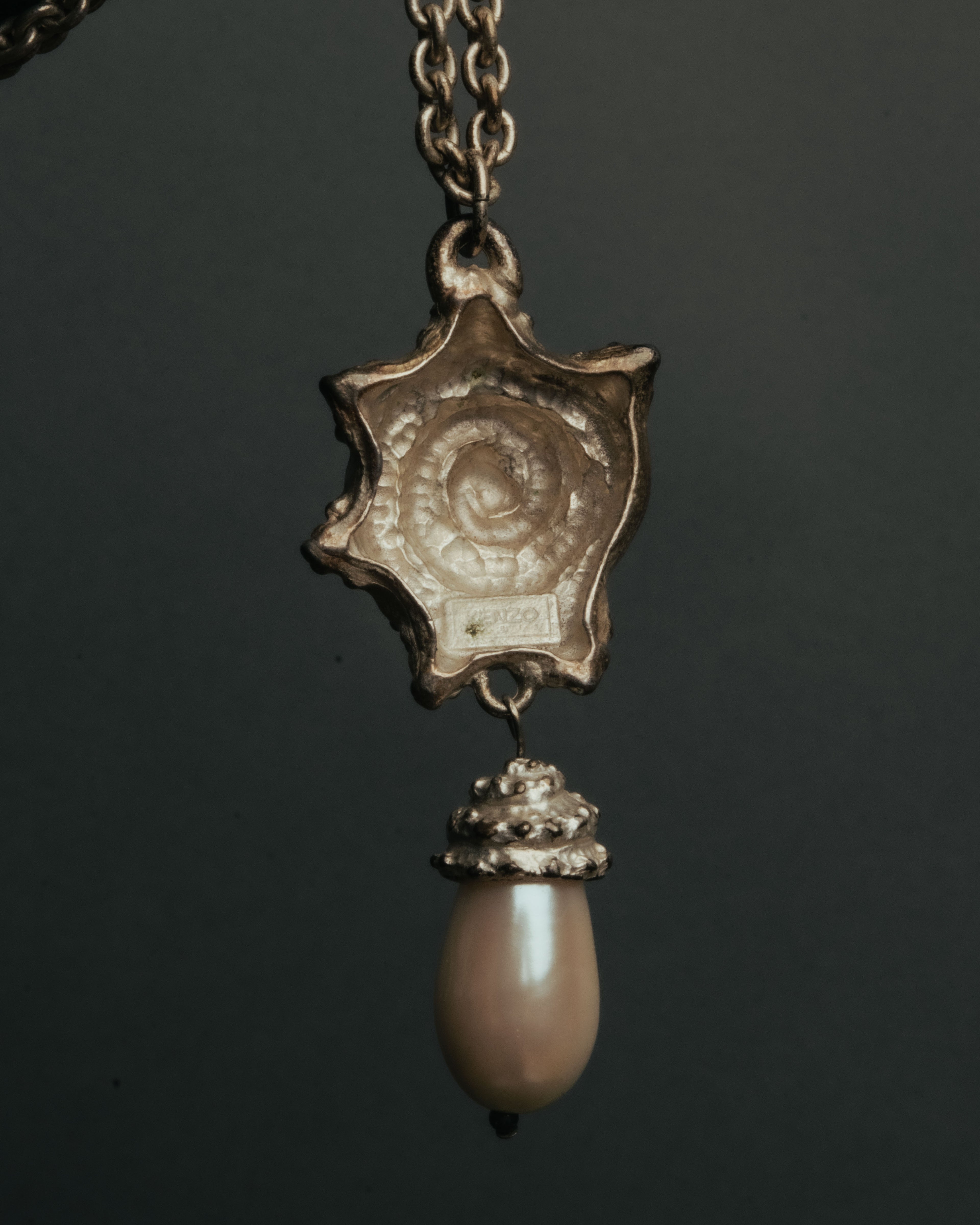 “KENZO” 80’s-90’s Sculptural shell pearl pendant necklace