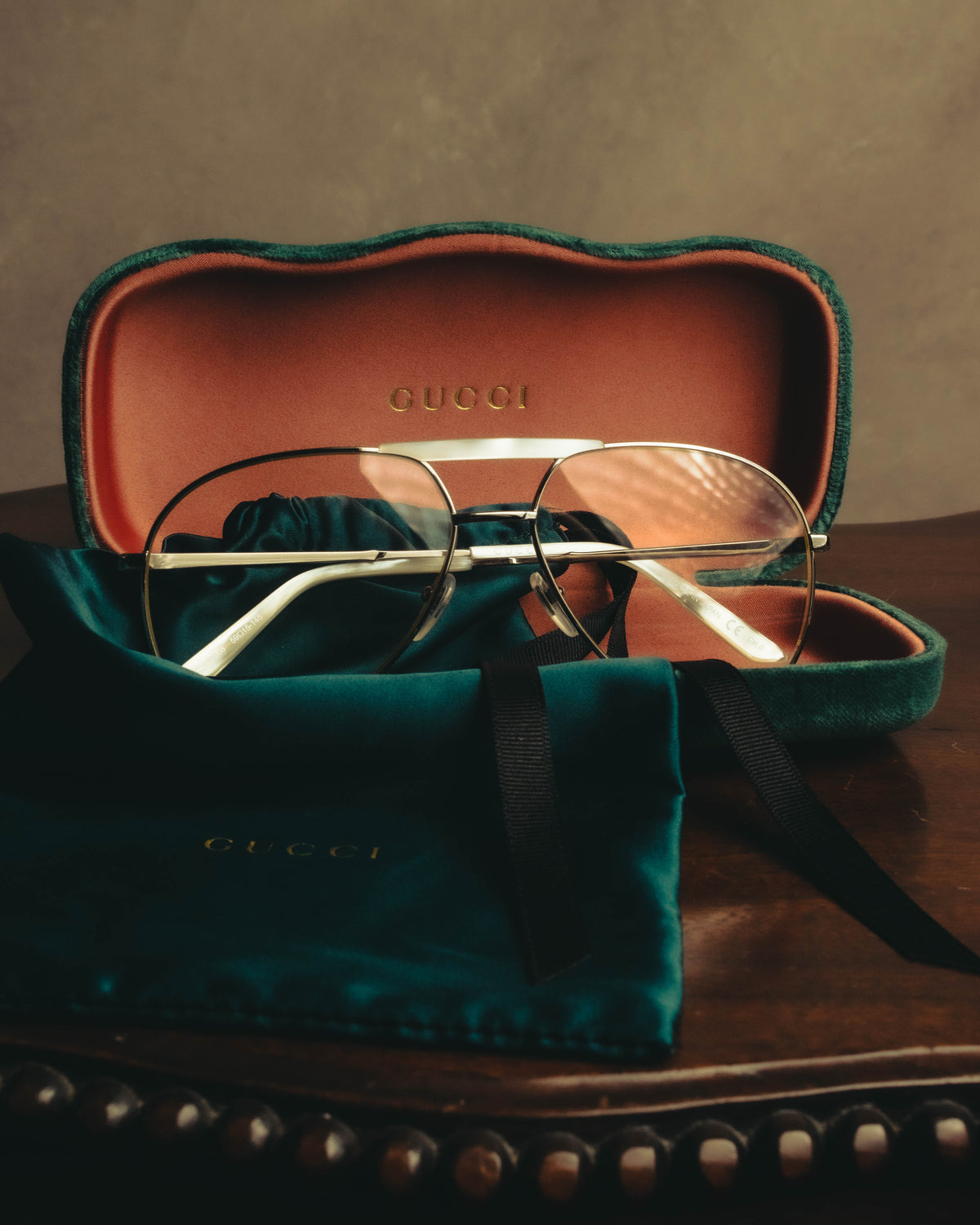 “GUCCI” 2010's Mother of pearl detail metal pilot eyewear