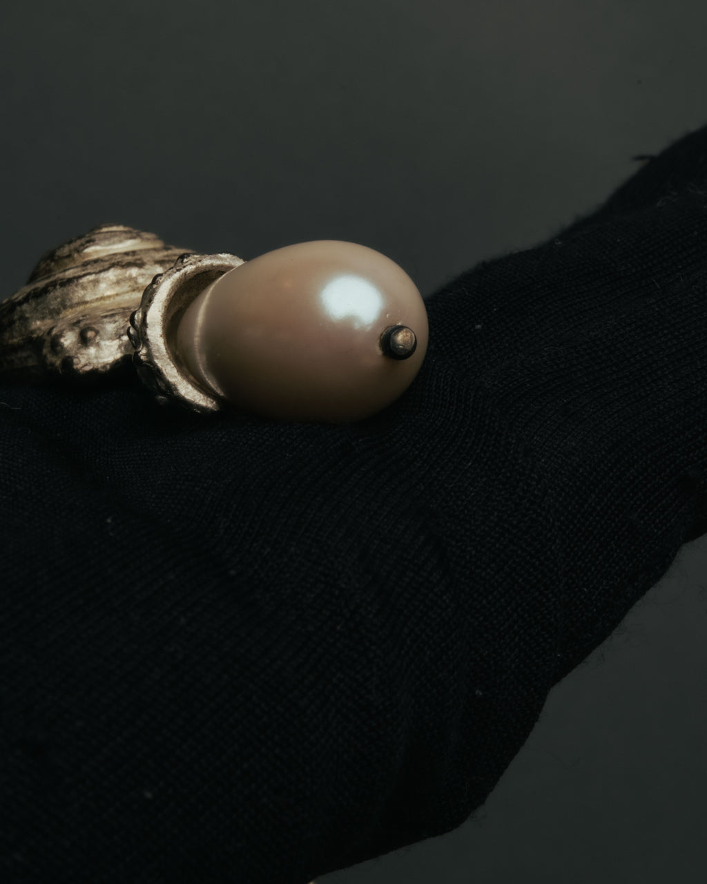“KENZO” 80’s-90’s Sculptural shell pearl pendant necklace