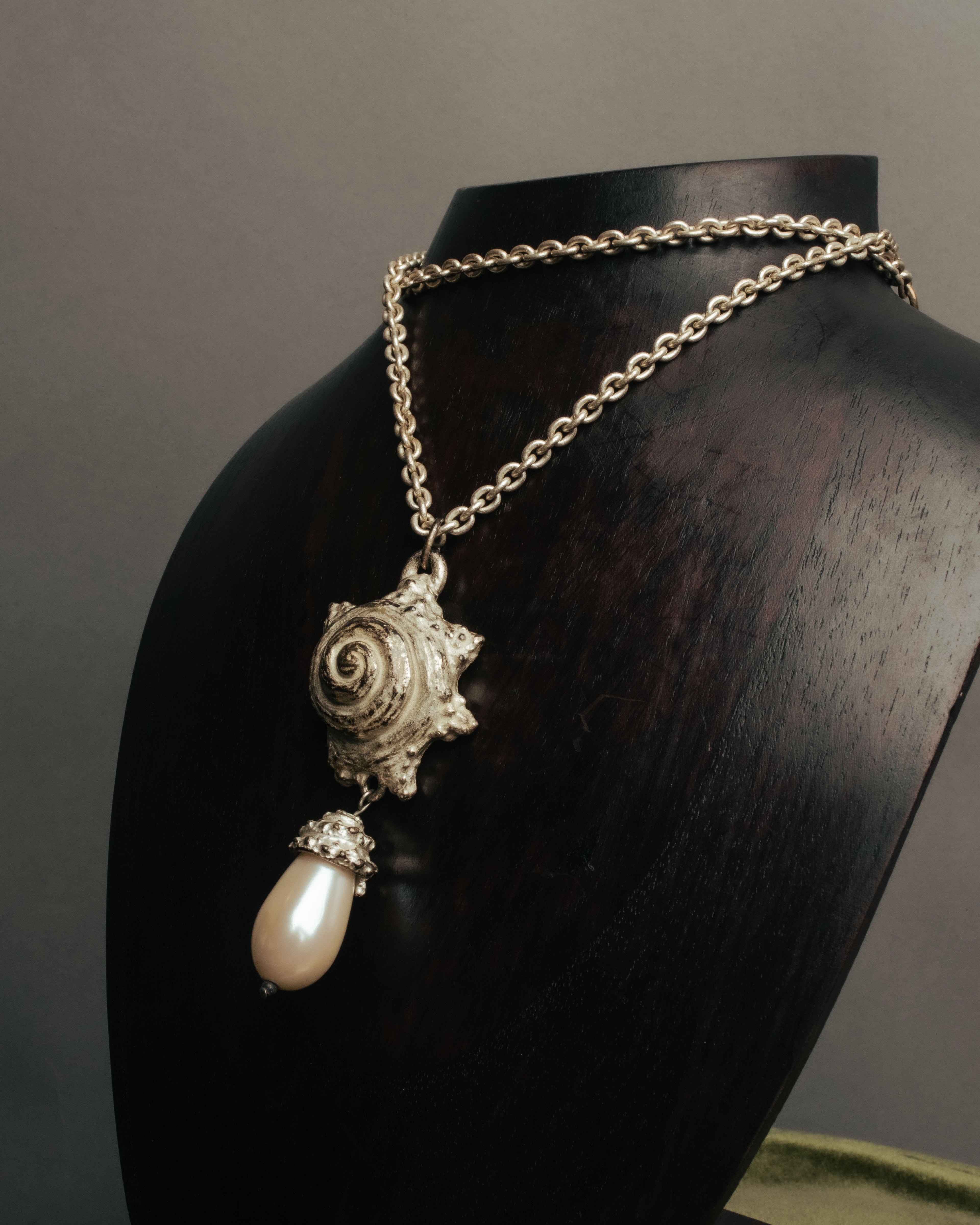 “KENZO” 80’s-90’s Sculptural shell pearl pendant necklace