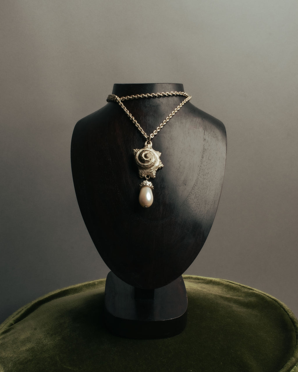“KENZO” 80’s-90’s Sculptural shell pearl pendant necklace