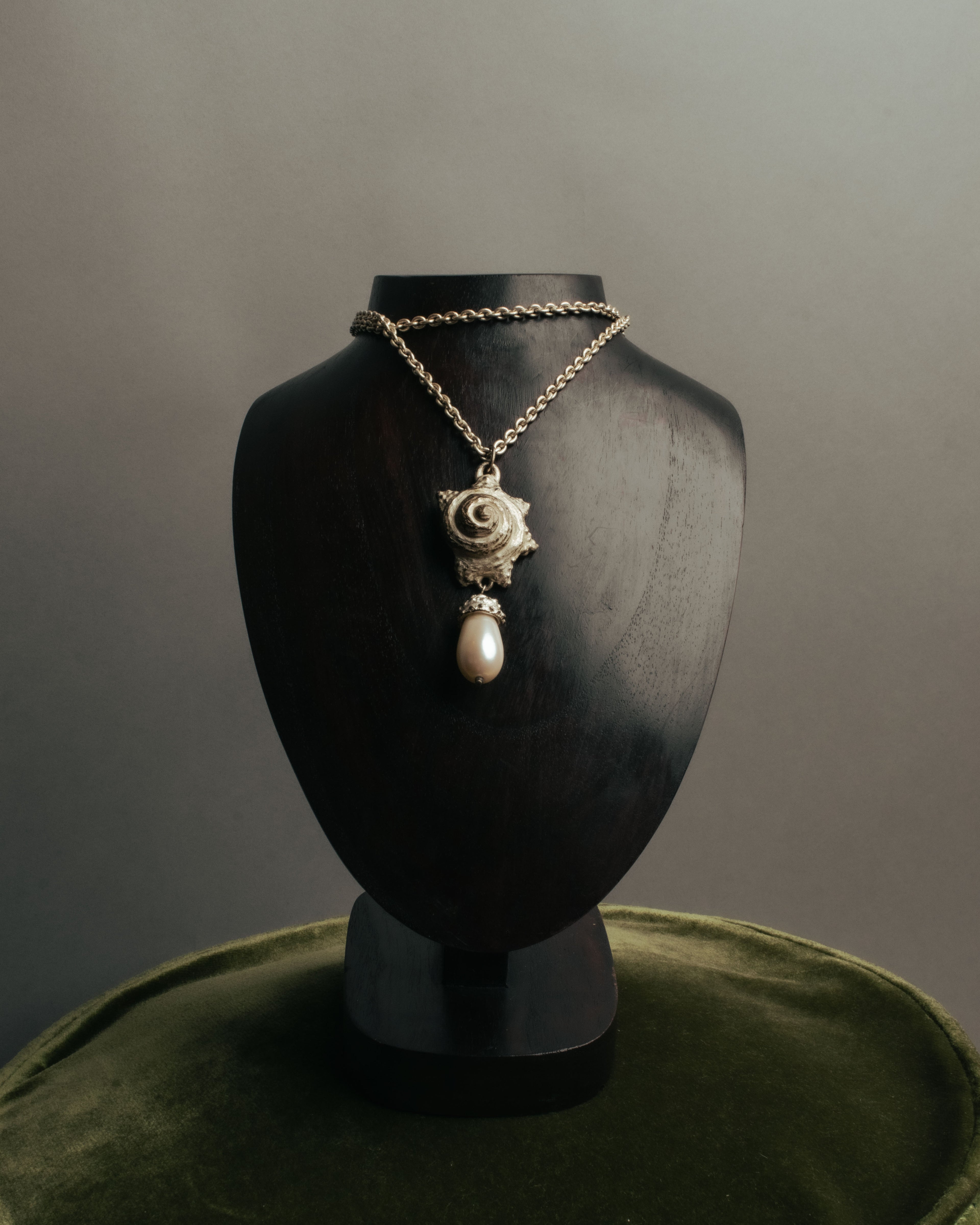 “KENZO” 80’s-90’s Sculptural shell pearl pendant necklace