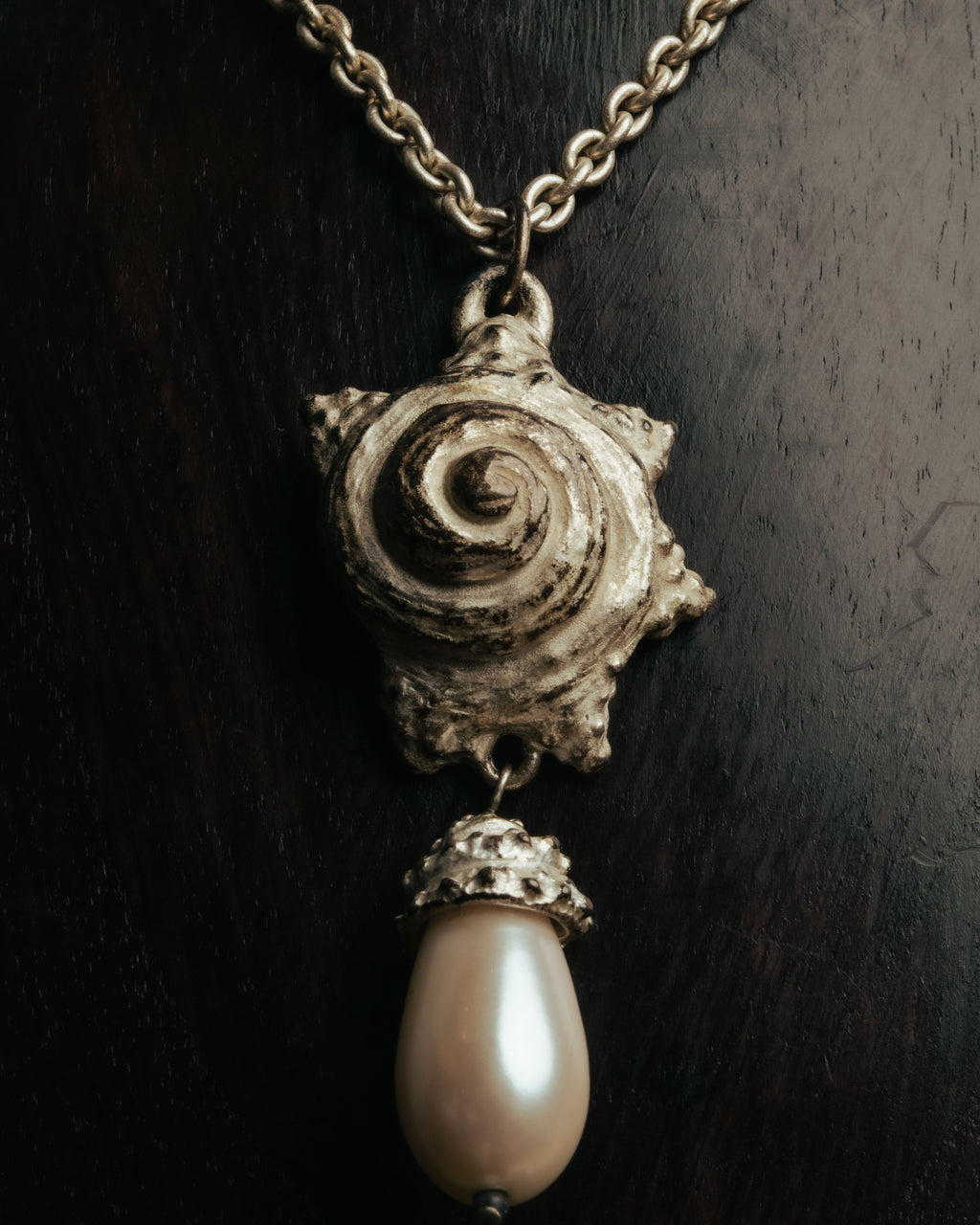 “KENZO” 80’s-90’s Sculptural shell pearl pendant necklace