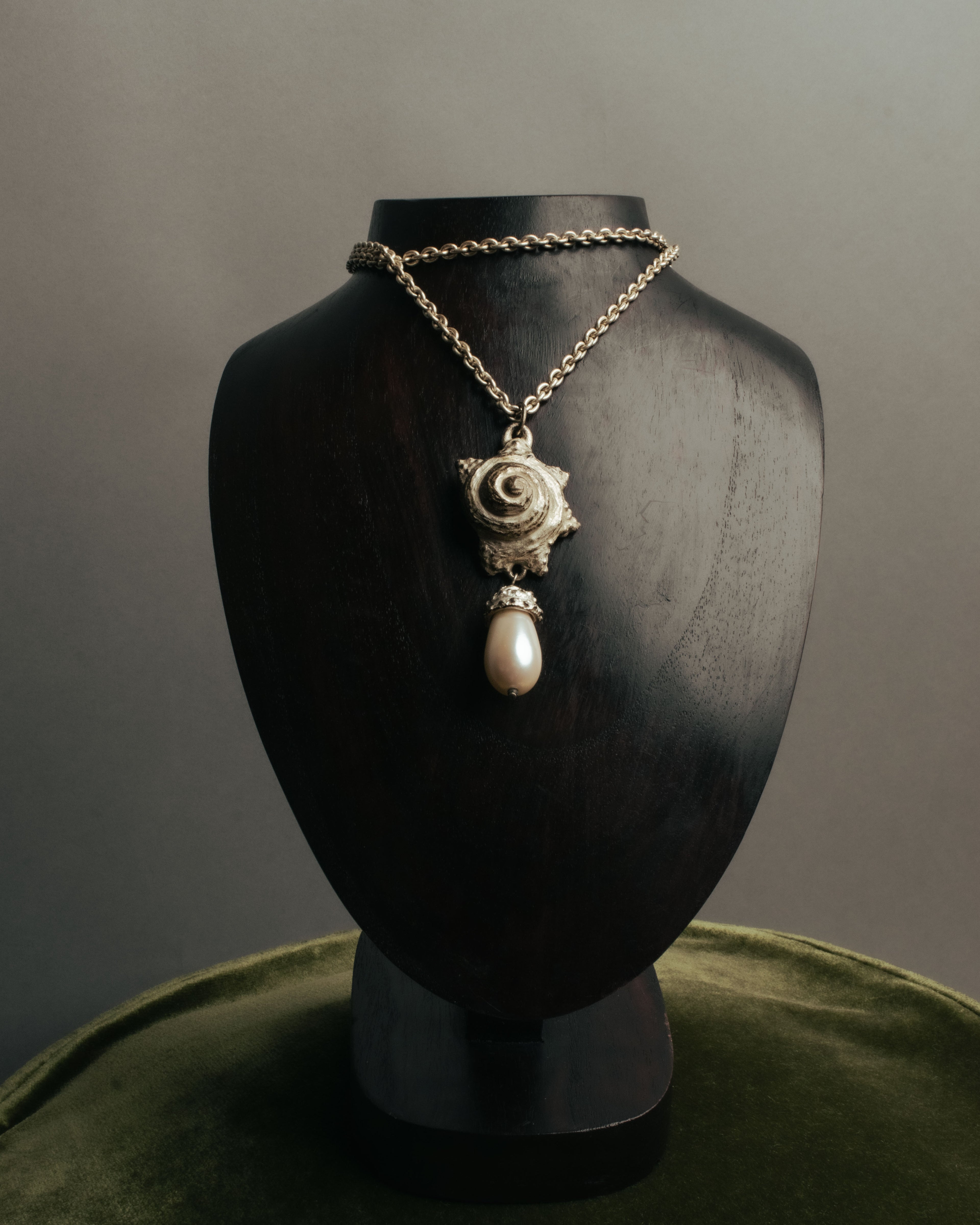 “KENZO” 80’s-90’s Sculptural shell pearl pendant necklace