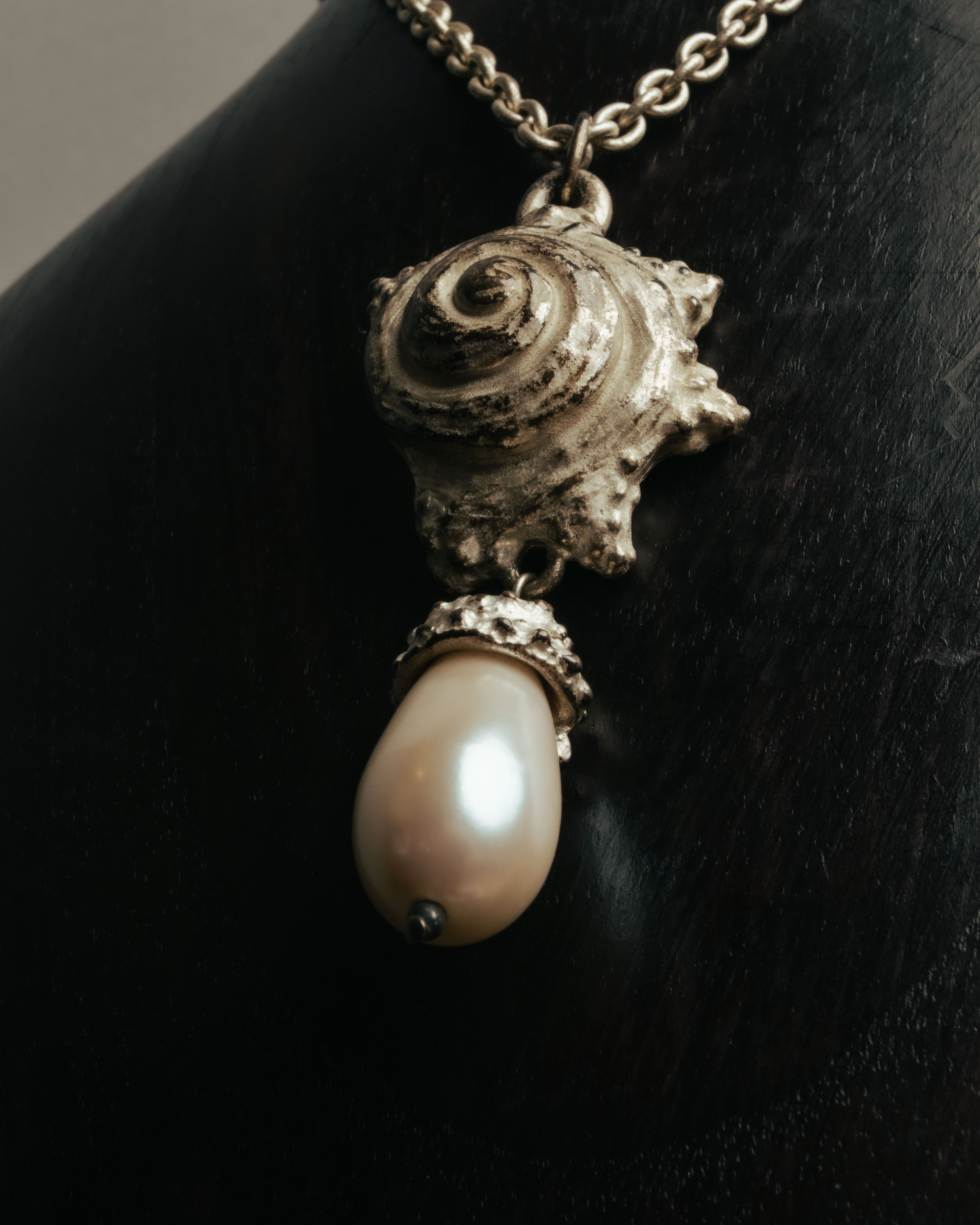 “KENZO” 80’s-90’s Sculptural shell pearl pendant necklace