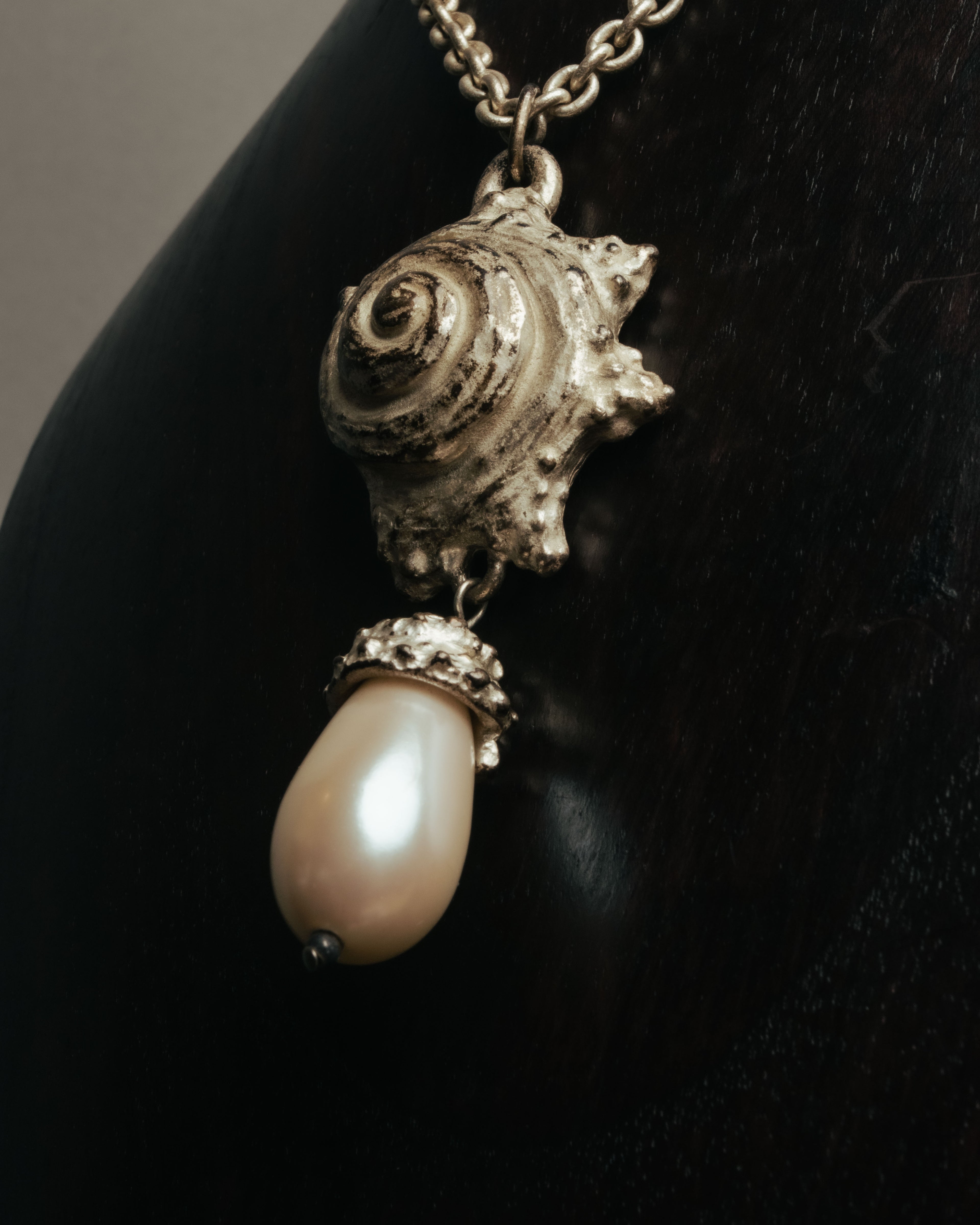 “KENZO” 80’s-90’s Sculptural shell pearl pendant necklace