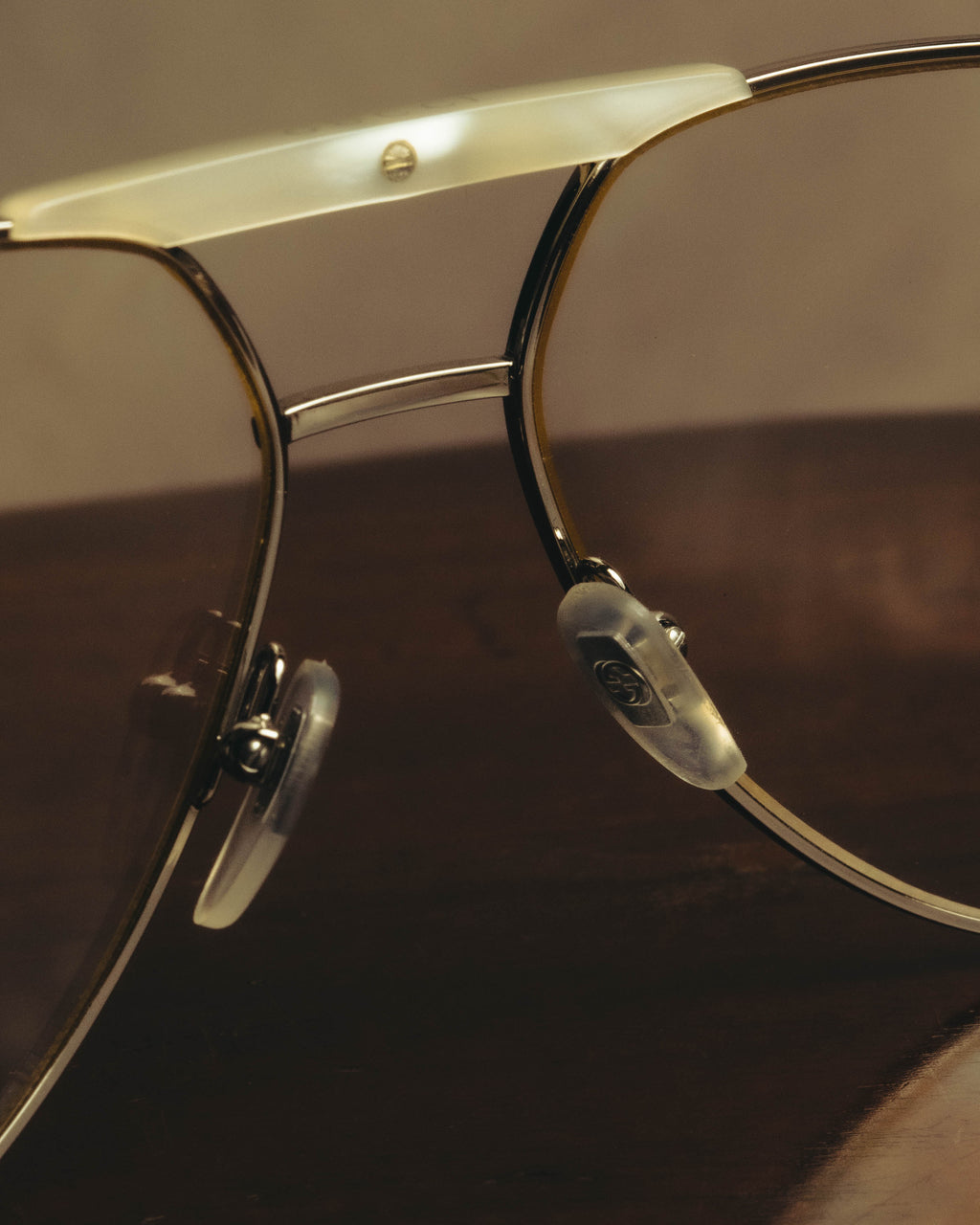 “GUCCI” 2010's Mother of pearl detail metal pilot eyewear