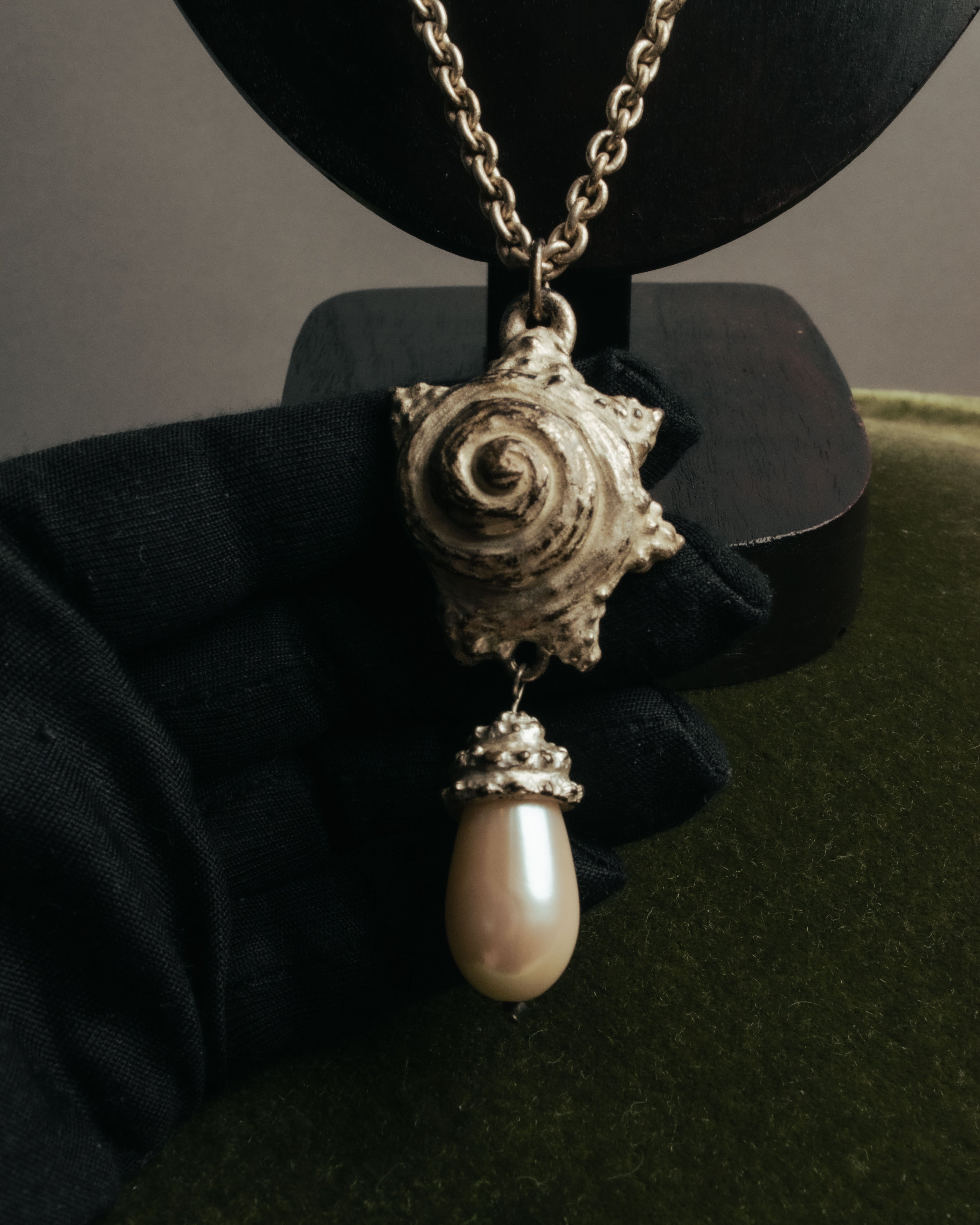 “KENZO” 80’s-90’s Sculptural shell pearl pendant necklace