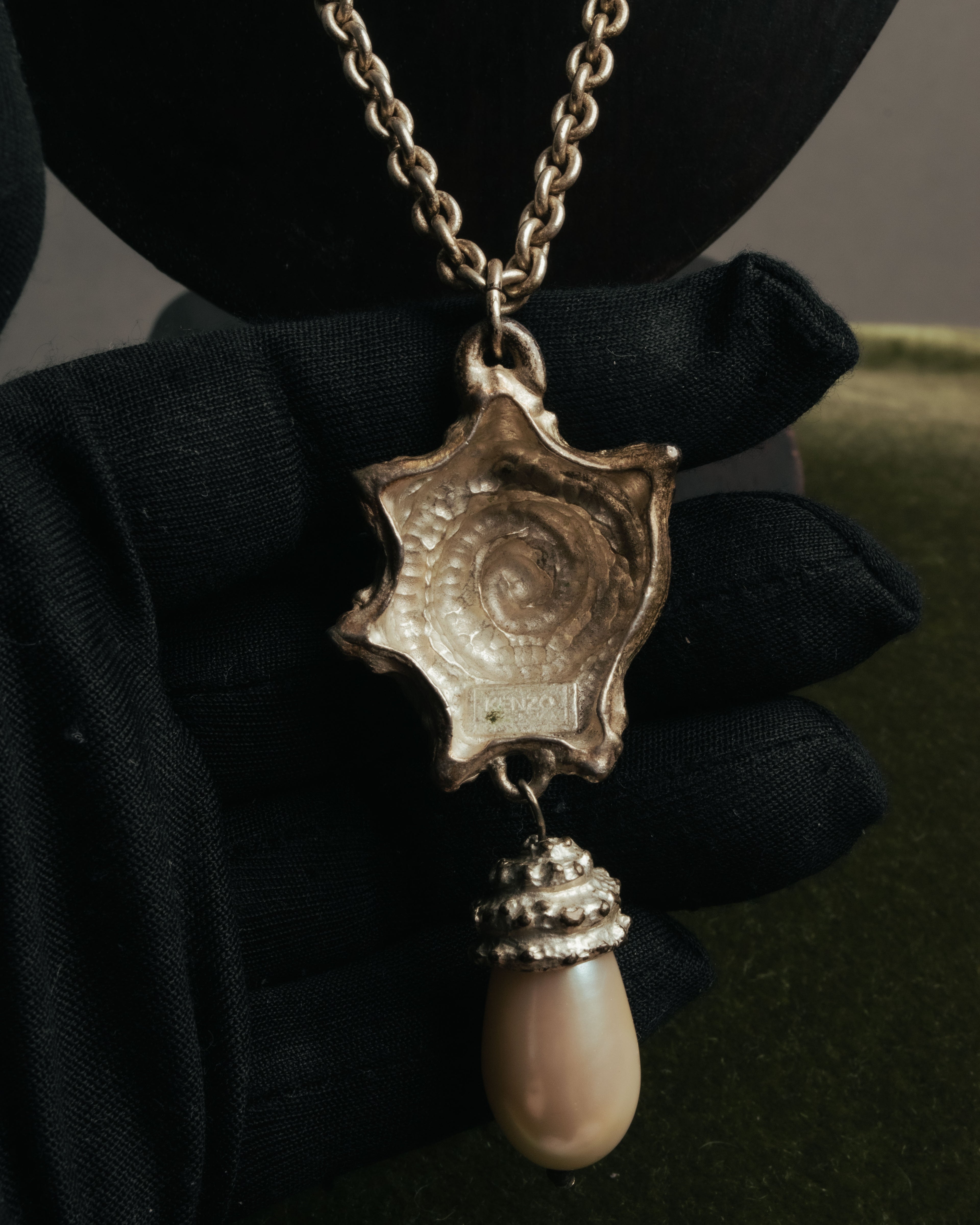 “KENZO” 80’s-90’s Sculptural shell pearl pendant necklace