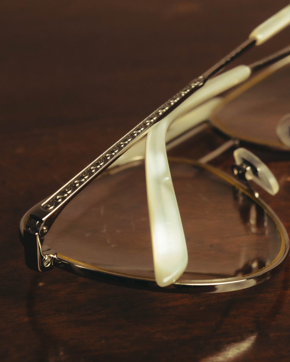 “GUCCI” 2010's Mother of pearl detail metal pilot eyewear