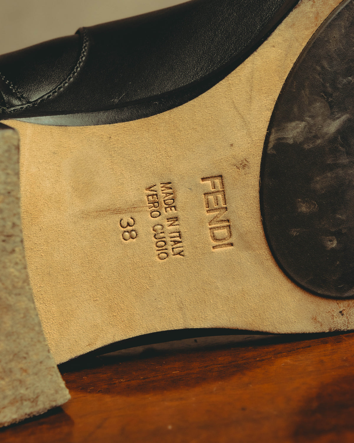 革底のアウトソールにFENDI、MADE IN ITALY、VERO CUOIO、サイズ38の刻印が入るディテールカット。