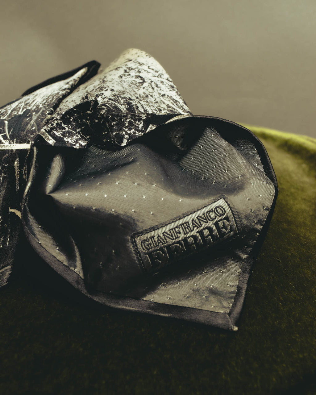 "Gianfranco Ferré" 90's-00's Graphic silk necktie