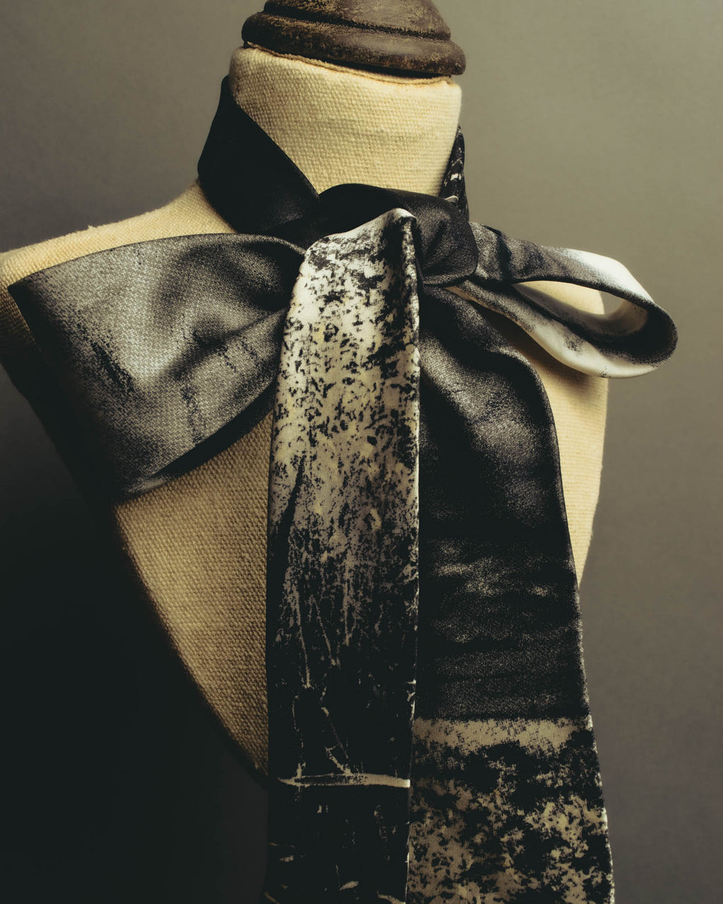 "Gianfranco Ferré" 90's-00's Graphic silk necktie