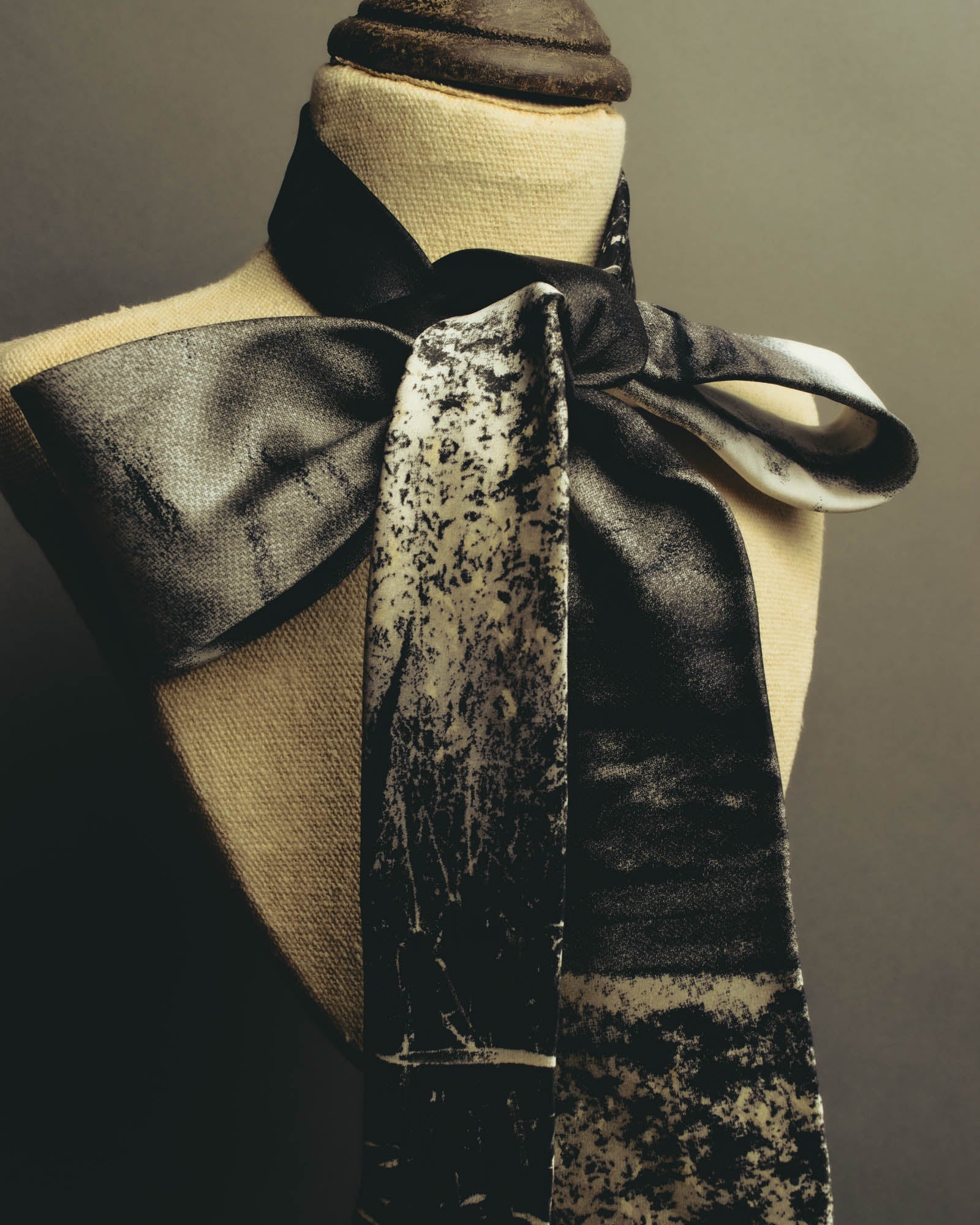 "Gianfranco Ferré" 90's-00's Graphic silk necktie