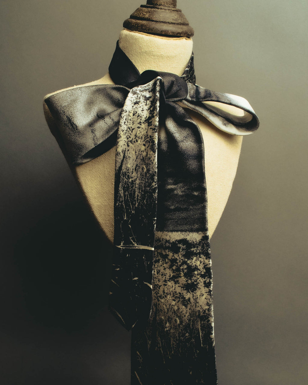 "Gianfranco Ferré" 90's-00's Graphic silk necktie