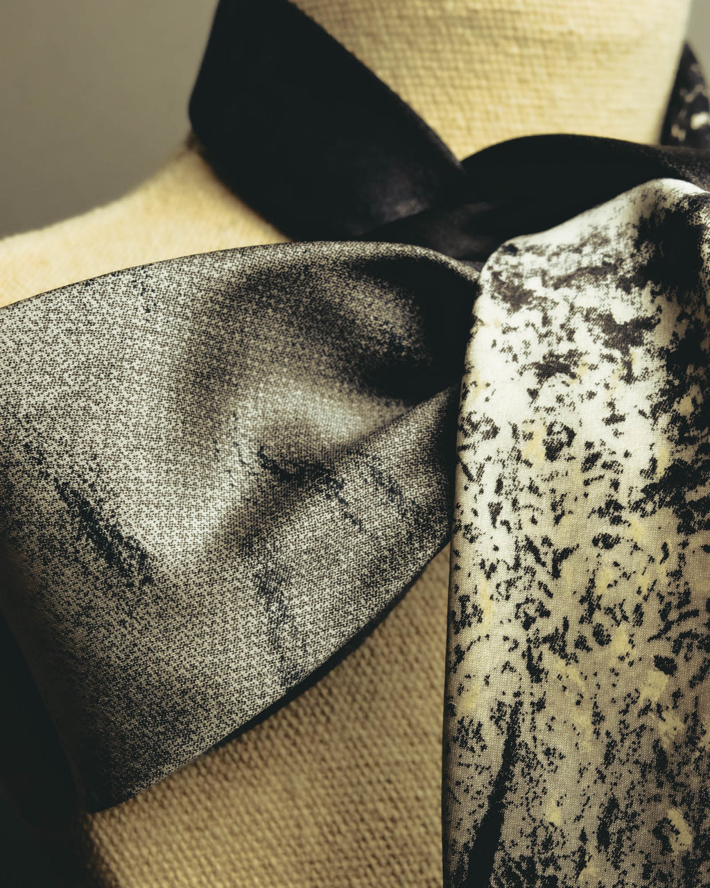 "Gianfranco Ferré" 90's-00's Graphic silk necktie