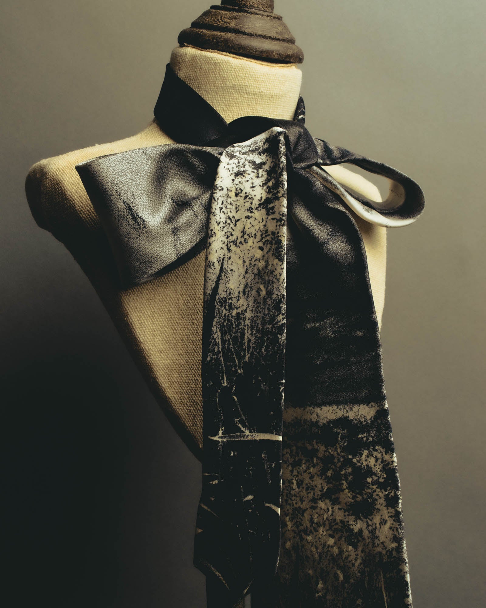 "Gianfranco Ferré" 90's-00's Graphic silk necktie
