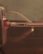 淡いピンクのアセテート製テンプルに配されたCHANELの文字を捉えたディテールカット。フロントからサイドへ視線を移した際に現れるロゴの印字が確認できます。