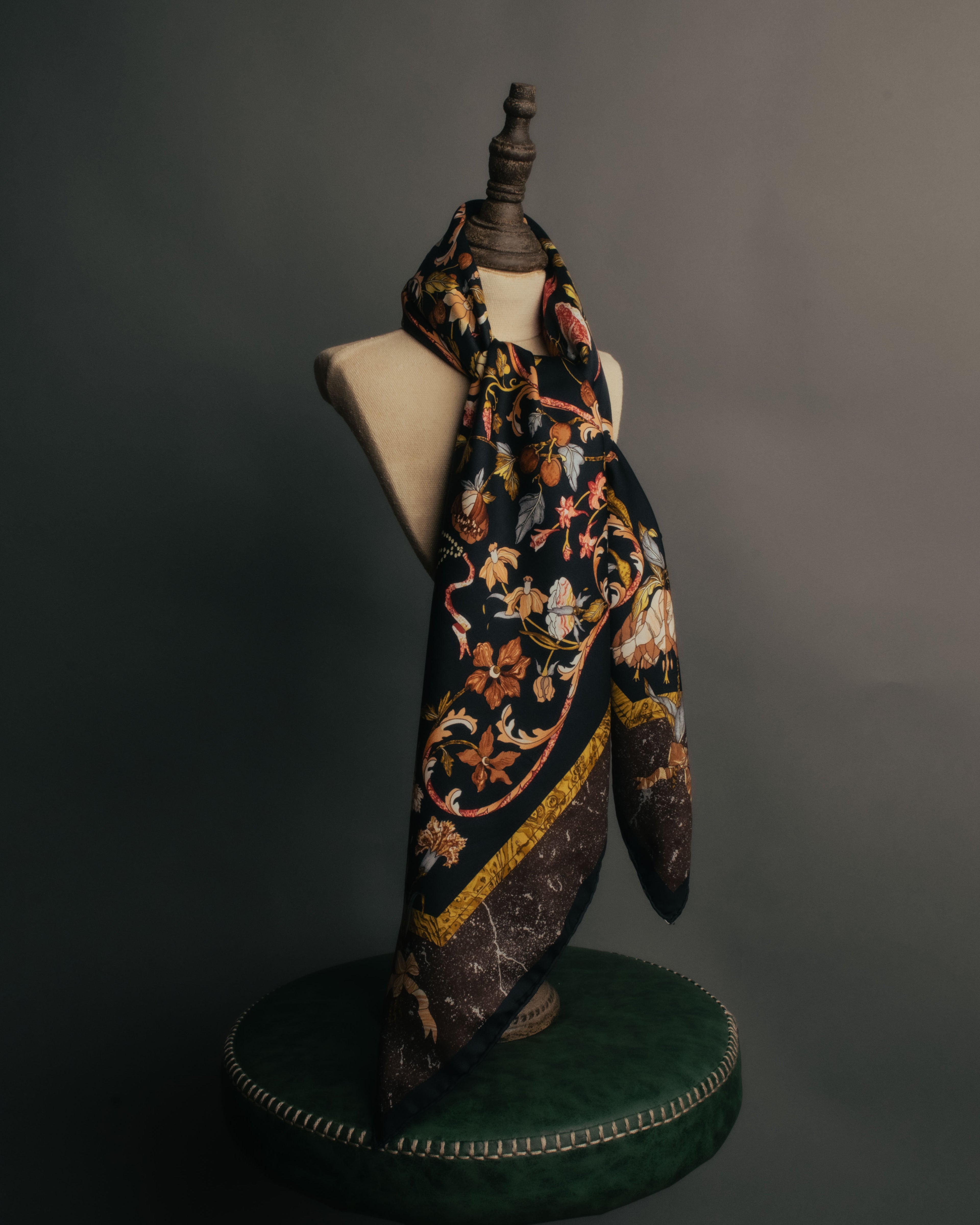 -SPECIAL- “HERMÈS“ 90’s Pierres d’orient et d’occident silk scarf
