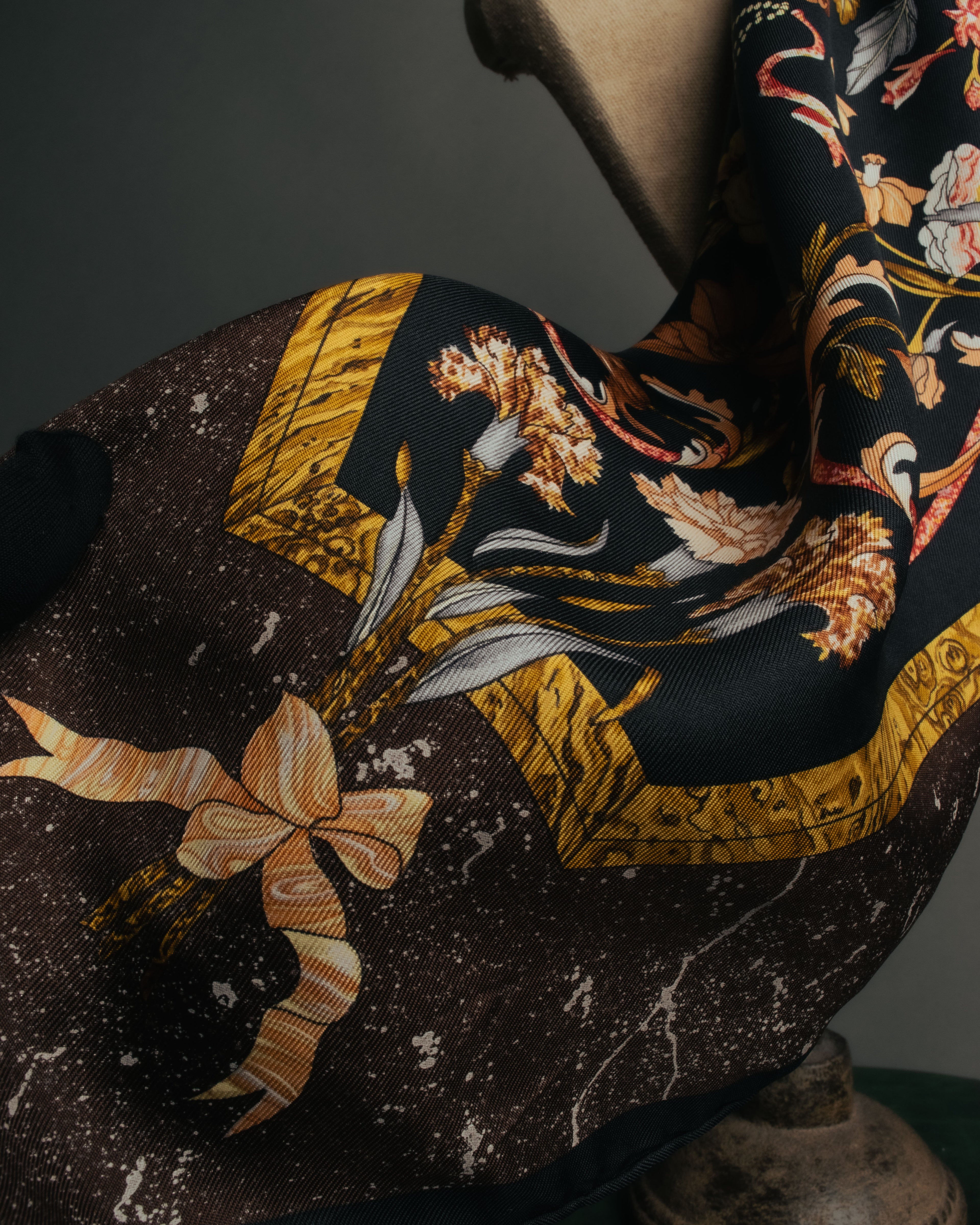 -SPECIAL- “HERMÈS“ 90’s Pierres d’orient et d’occident silk scarf