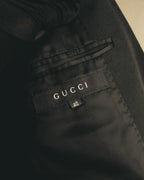 総裏仕立ての内側、襟元に配されたGUCCIのブランドタグとサイズ40表記を捉えたカット。滑らかなレーヨン裏地とチェーン式ハンガーループも確認できます。