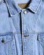 襟裏に残るGAP DENIMのグラフィカルなパッチと、THE GAP・EST. 1969刻印のタックボタンを捉えたフロントディテール。左右対称に配されたシャープなフラップ付き胸ポケットと、身頃を縦に走る切り替え・ステッチも確認できます。