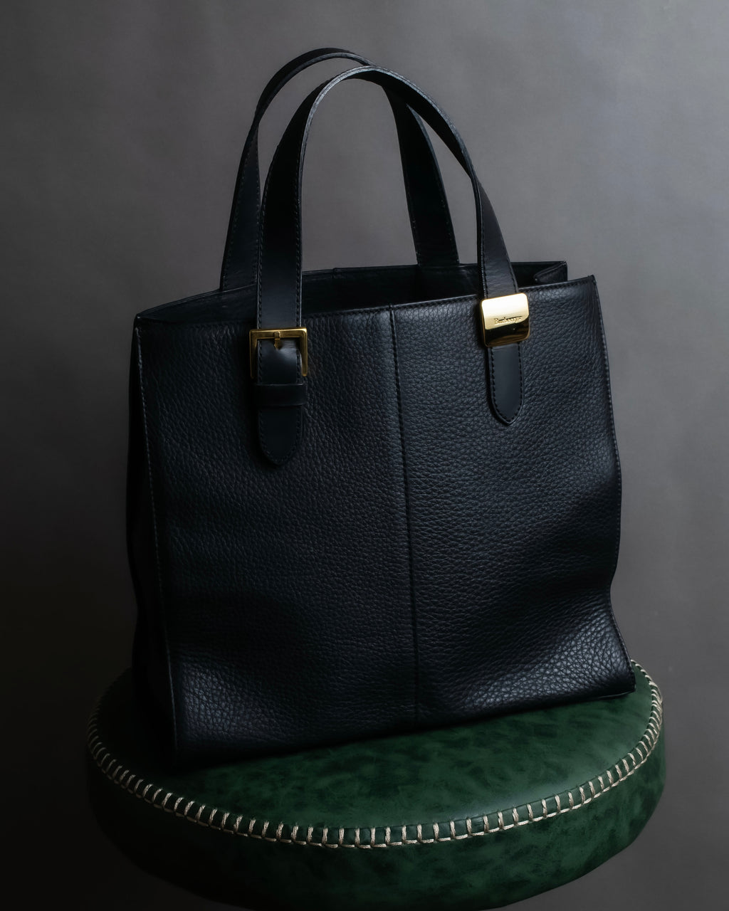 "BURBERRYS" Gold buckle design grained leather hand bag