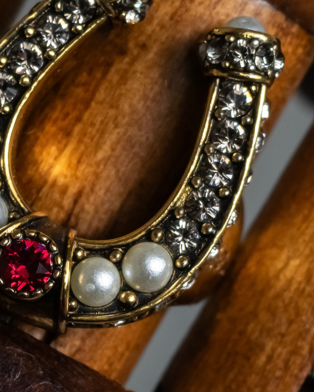 "Alexandar McQueen" Horseshoe motif red stone top ring