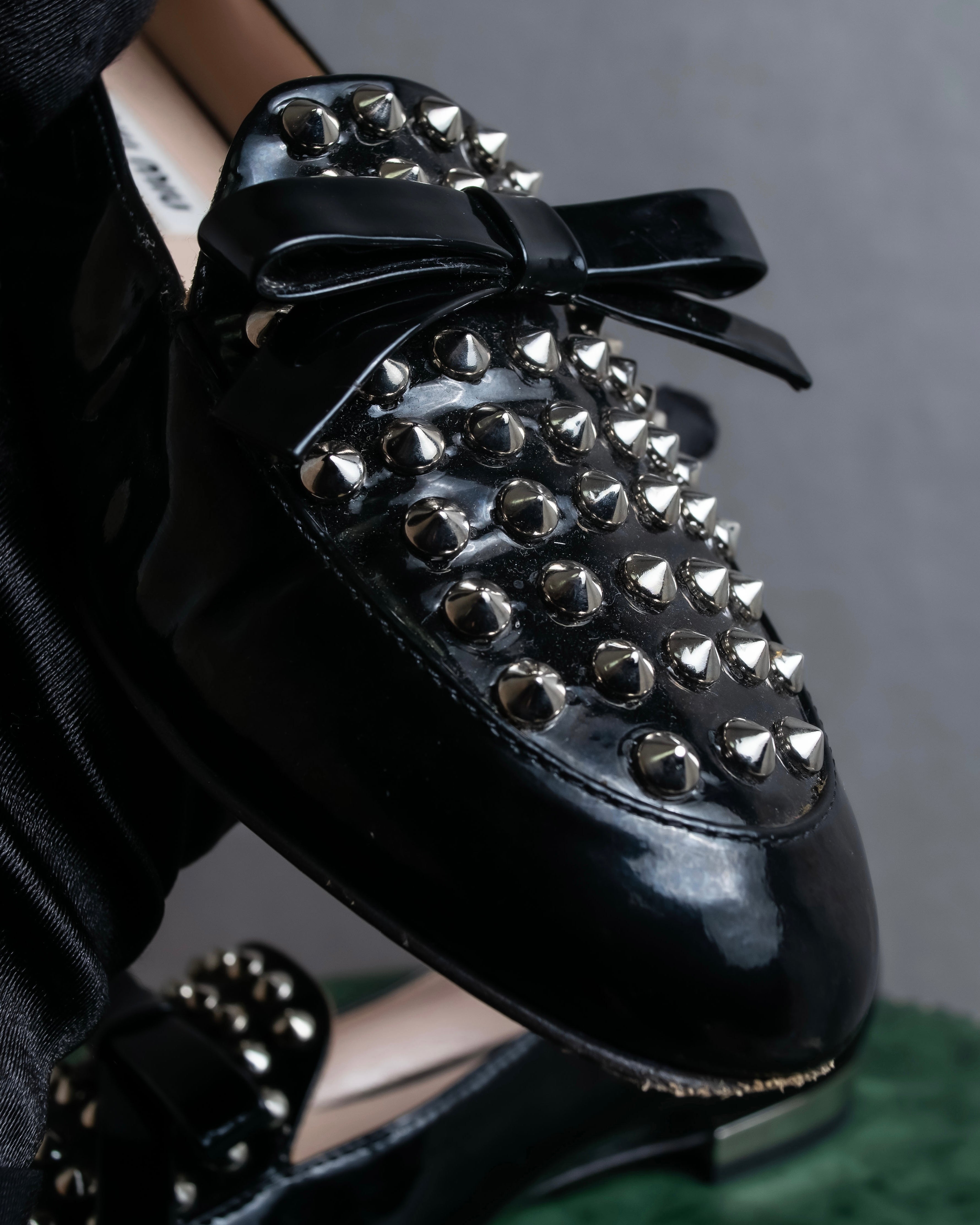 "MIU MIU" Stud＆ribbon design metal heel pumps