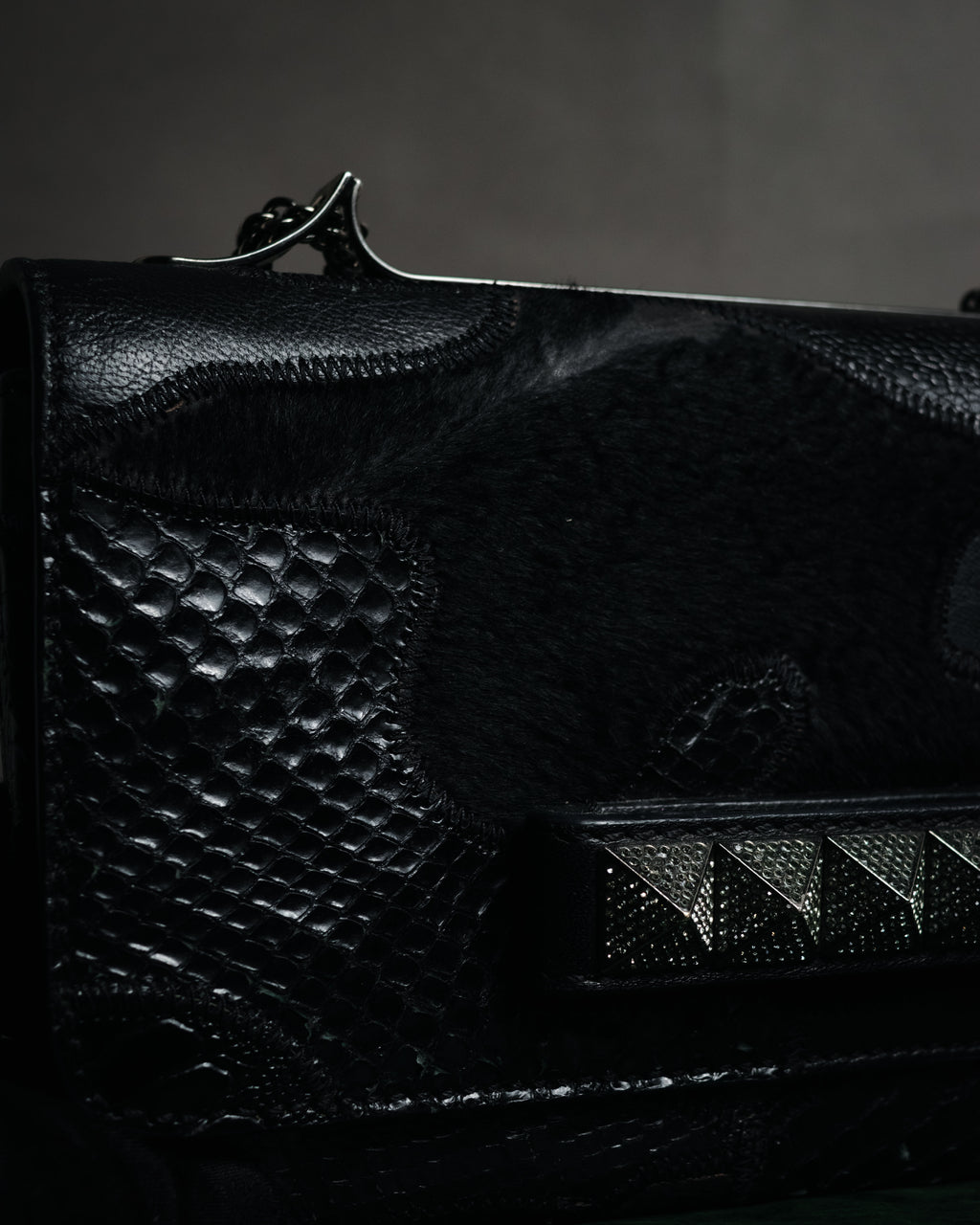 –SPECIAL– "VALENTINO GARAVANI" 2010’s Noir rockstud exotic patchwork chain bag