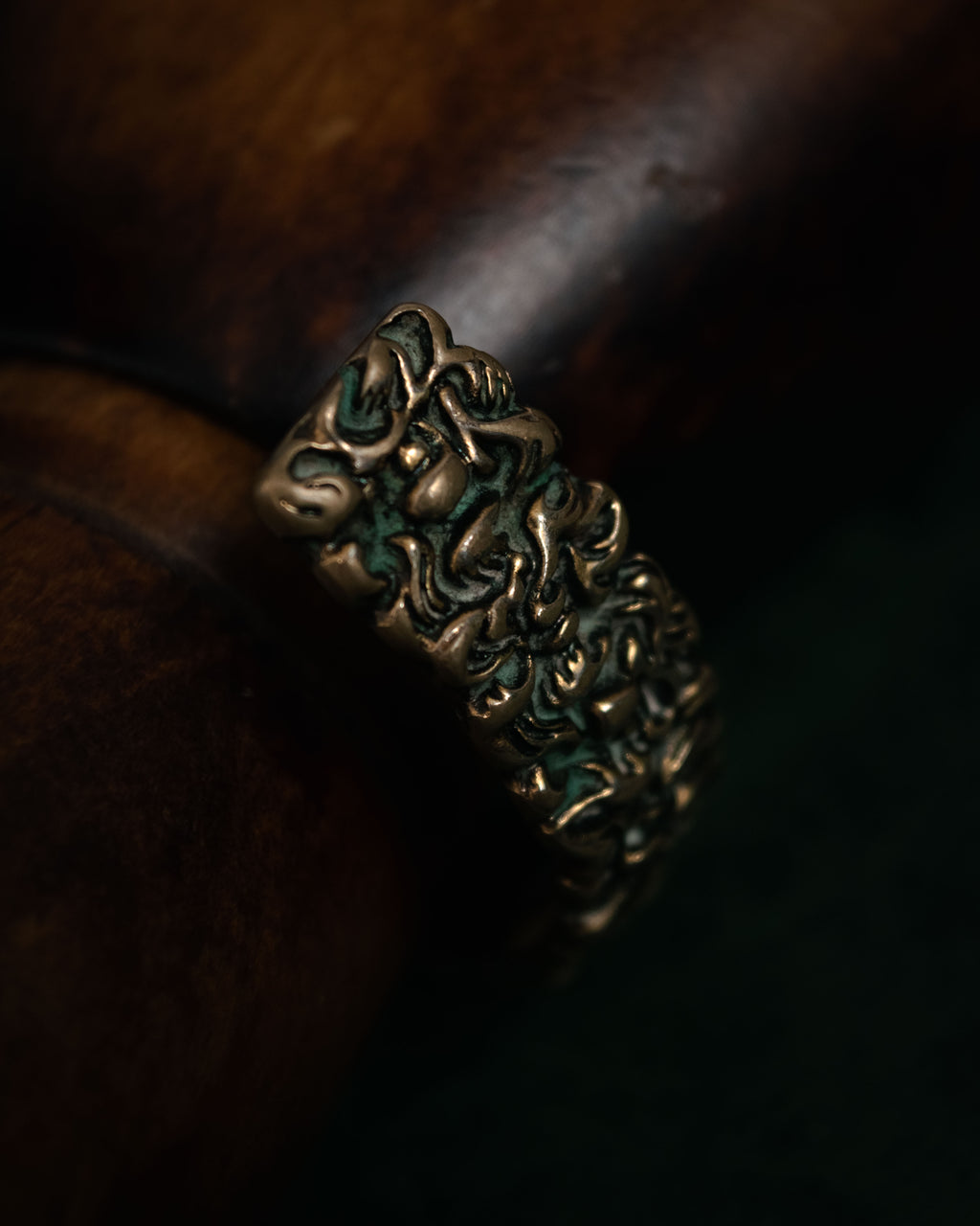 “GUCCI” 2010’s organic relief cuff bracelet