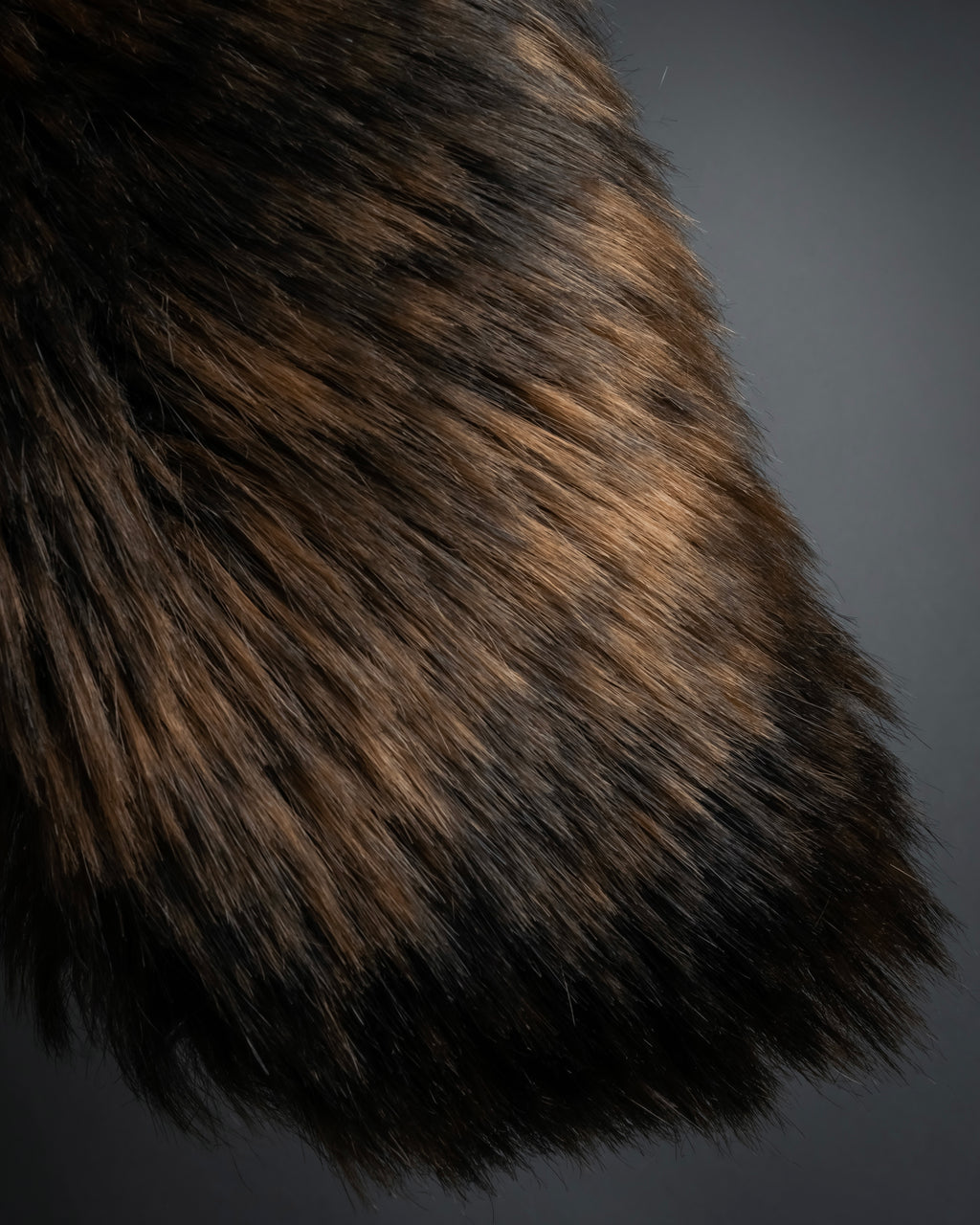 "PLEATS PLEASE ISSEY MIYAKE"
Long-haired fur neck dress