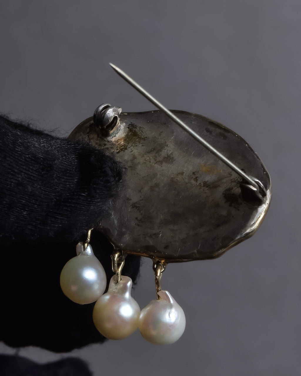 "Vintage engraved relief motif pearl brooch"