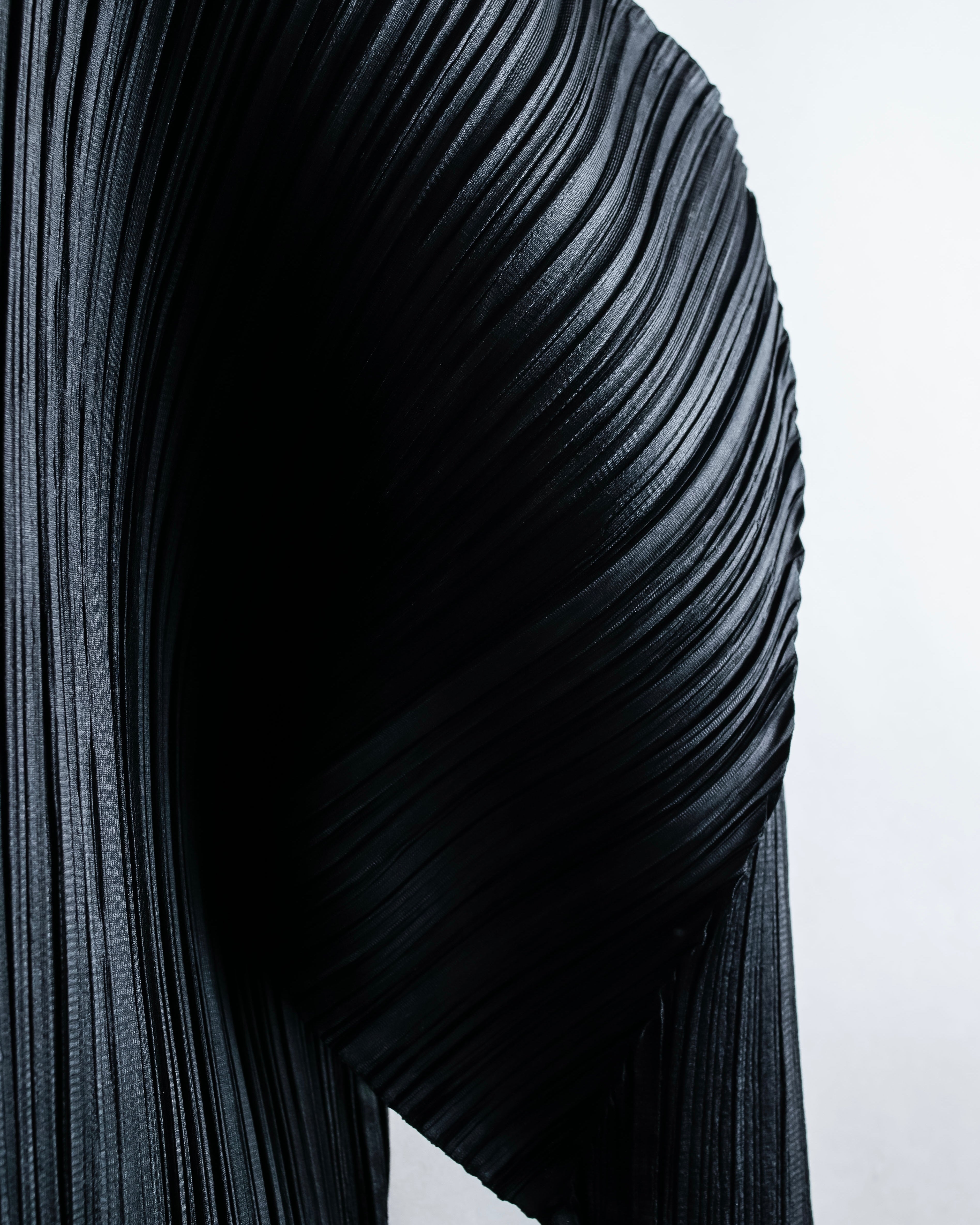 "PLEATS PLEASE ISSEY MIYAKE"
Features sleeve open collar blouse